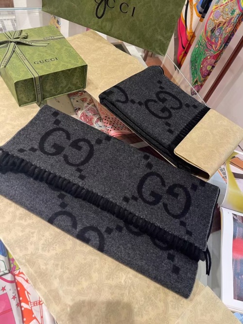 Gucci Wool Jacquard Double-Sided Scarf, Luxurious Winter Essential 1 Gucci Wool Jacquard Double-Sided Scarf, Luxurious Winter Essential