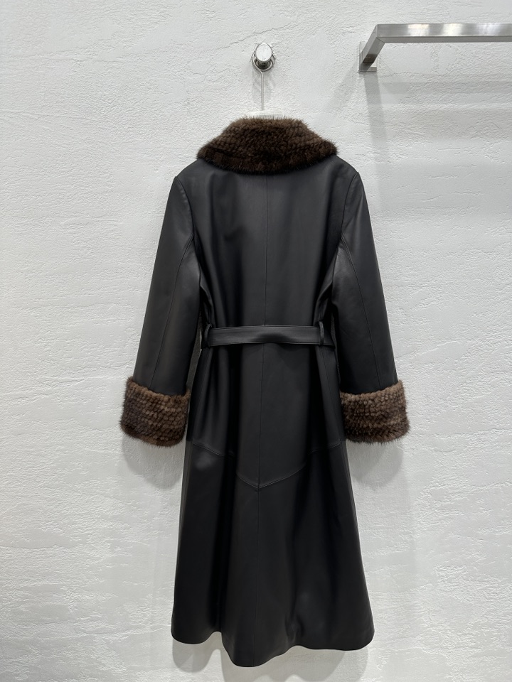 High-End Women’s Suit with Danish Mink Collar and Fine Details - 图片 6