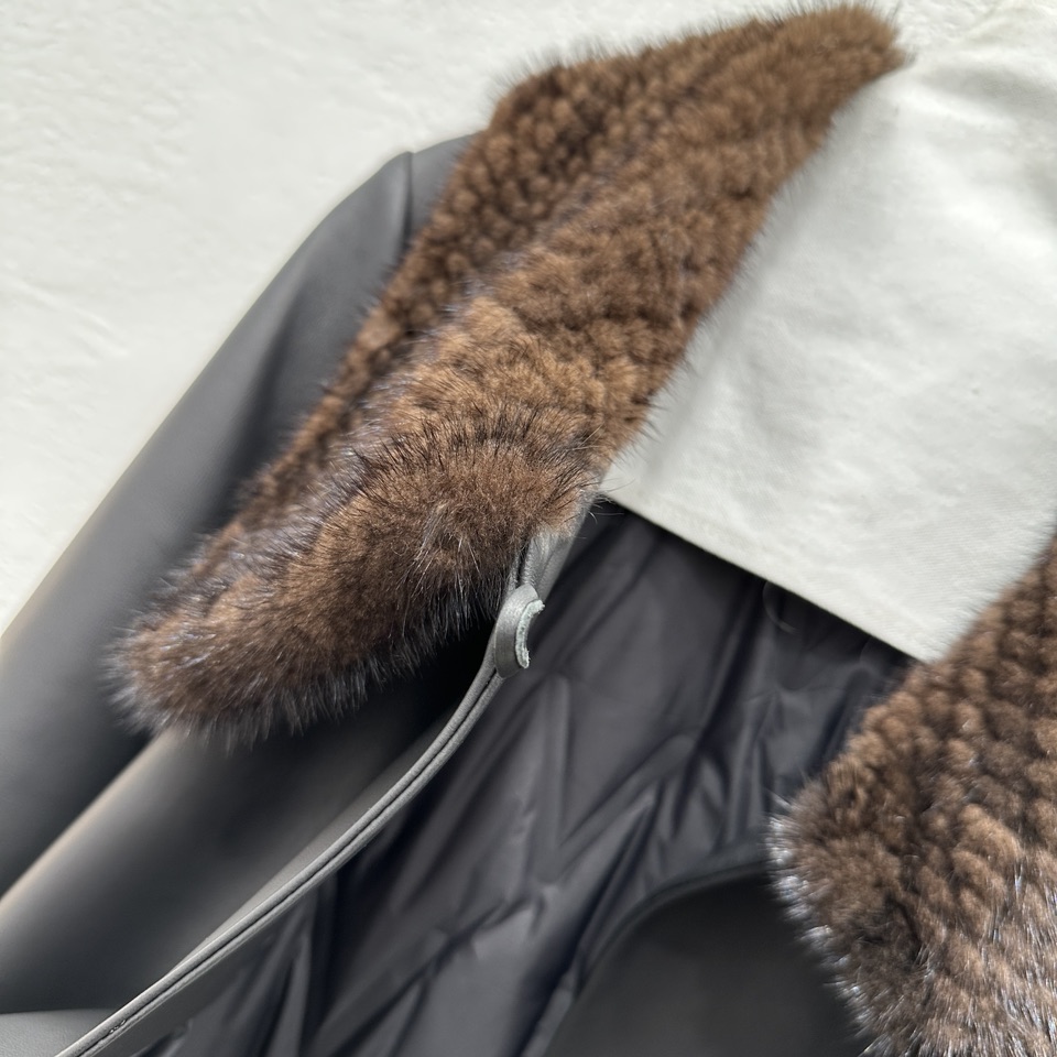 High-End Women’s Suit with Danish Mink Collar and Fine Details - 图片 9