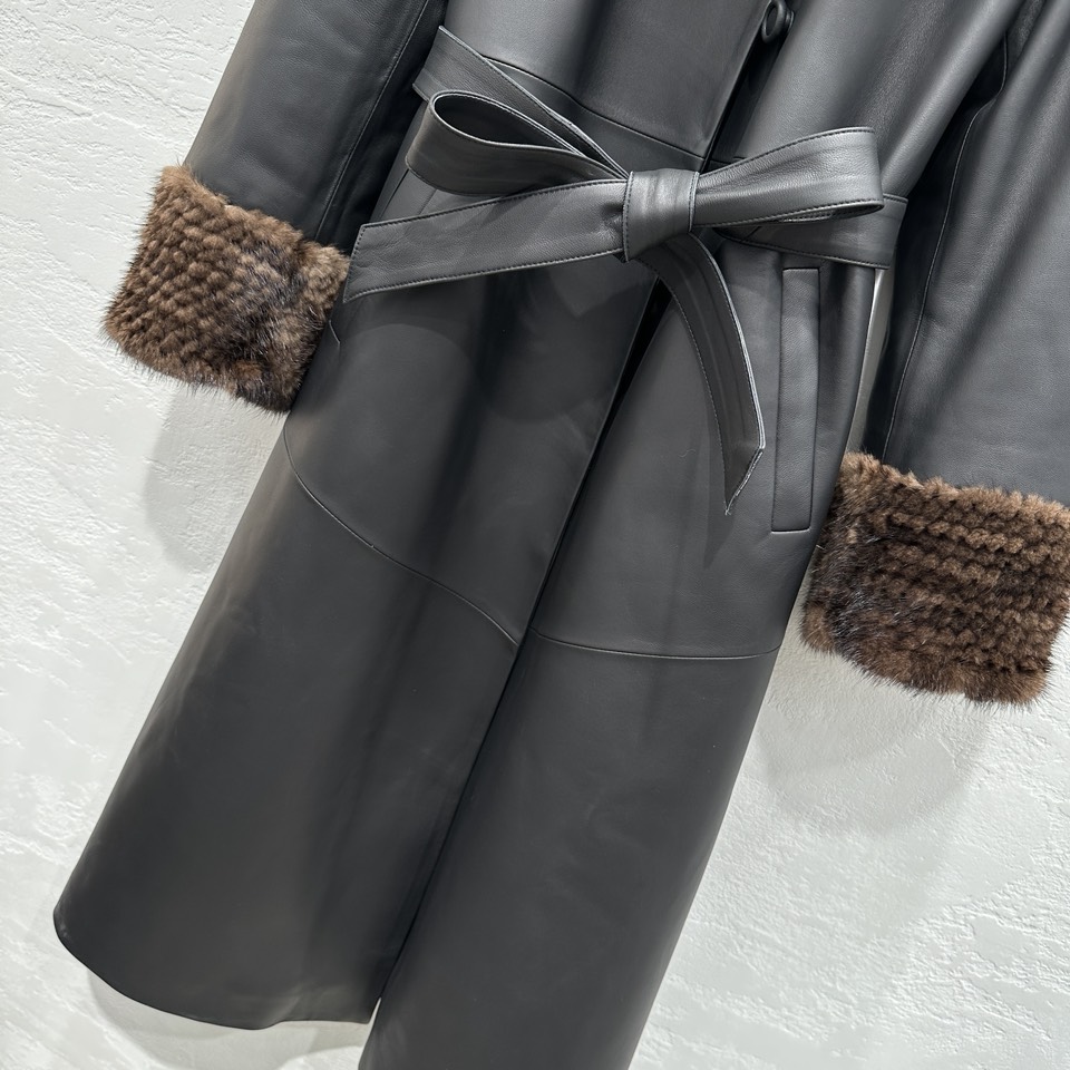High-End Women’s Suit with Danish Mink Collar and Fine Details - 图片 3