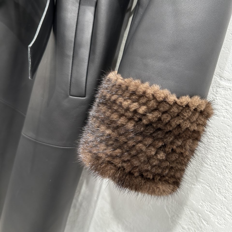 High-End Women’s Suit with Danish Mink Collar and Fine Details - 图片 4