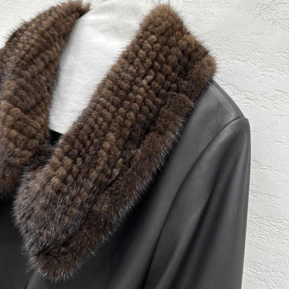 High-End Women’s Suit with Danish Mink Collar and Fine Details - 图片 5