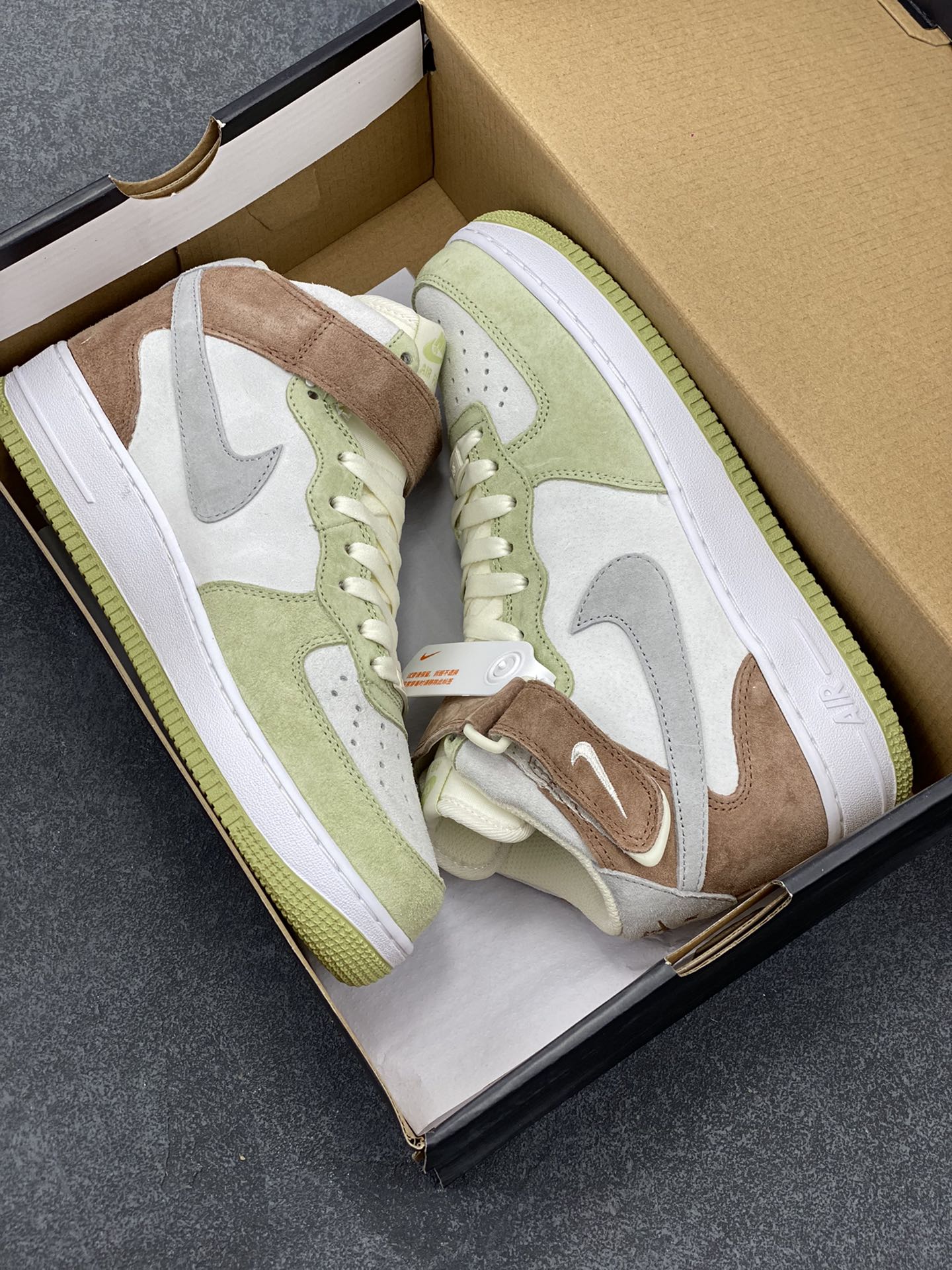 图片[9]-Nike Air Force 1 MID ’07 浅绿灰 配色 空军一号中帮休闲板鞋 原厂麂皮 原楦原纸板 纯正版型 正品NFC感应芯片 高清洁度 内置全掌气垫 货号：AL6896-558 尺码：36 36.5 37.5 38 38.5 39 40 40.5 41 42 42.5 43 44 44.5 45-选品中心