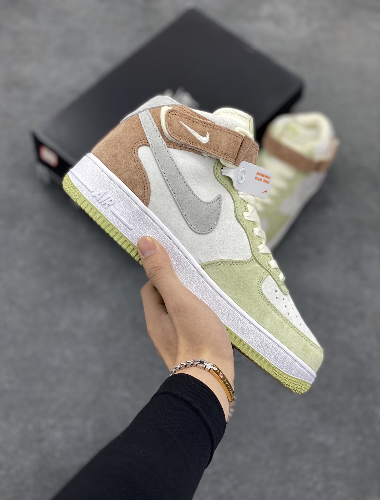 Nike Air Force 1 MID ’07 浅绿灰 配色 空军一号中帮休闲板鞋 原厂麂皮 原楦原纸板 纯正版型 正品NFC感应芯片 高清洁度 内置全掌气垫 货号:AL6896-558 尺码:36 36.5 37.5 38 38.5 39 40 40.5 41 42 42.5 43 44 44.5 45-选品中心