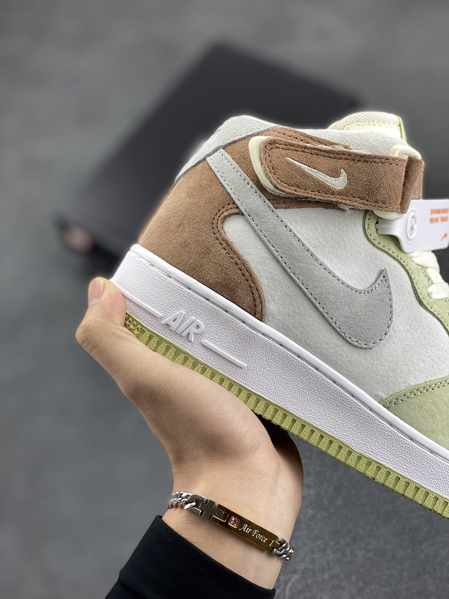 图片[6]-Nike Air Force 1 MID ’07 浅绿灰 配色 空军一号中帮休闲板鞋 原厂麂皮 原楦原纸板 纯正版型 正品NFC感应芯片 高清洁度 内置全掌气垫 货号：AL6896-558 尺码：36 36.5 37.5 38 38.5 39 40 40.5 41 42 42.5 43 44 44.5 45-选品中心