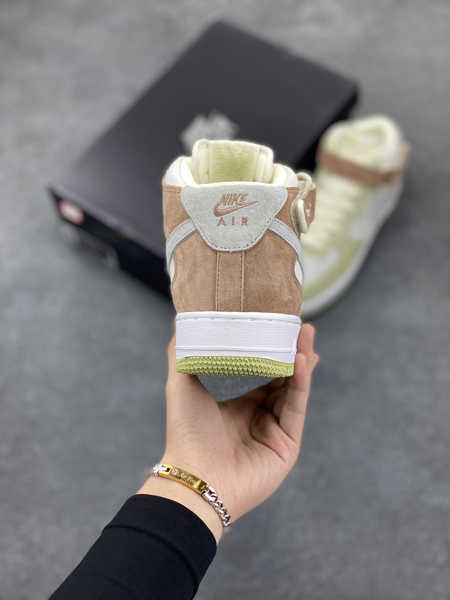 图片[4]-Nike Air Force 1 MID ’07 浅绿灰 配色 空军一号中帮休闲板鞋 原厂麂皮 原楦原纸板 纯正版型 正品NFC感应芯片 高清洁度 内置全掌气垫 货号：AL6896-558 尺码：36 36.5 37.5 38 38.5 39 40 40.5 41 42 42.5 43 44 44.5 45-选品中心