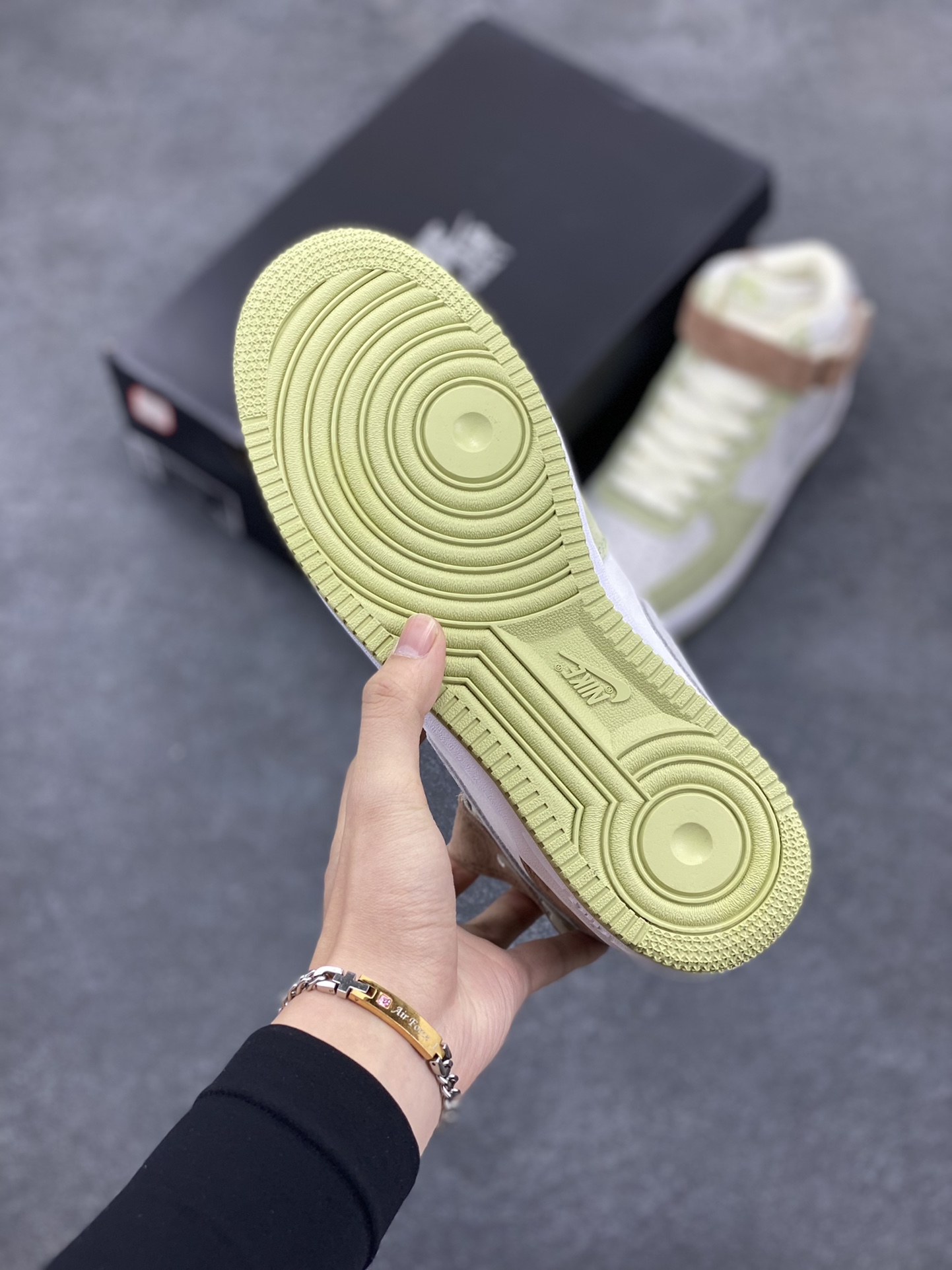 图片[5]-Nike Air Force 1 MID ’07 浅绿灰 配色 空军一号中帮休闲板鞋 原厂麂皮 原楦原纸板 纯正版型 正品NFC感应芯片 高清洁度 内置全掌气垫 货号：AL6896-558 尺码：36 36.5 37.5 38 38.5 39 40 40.5 41 42 42.5 43 44 44.5 45-选品中心