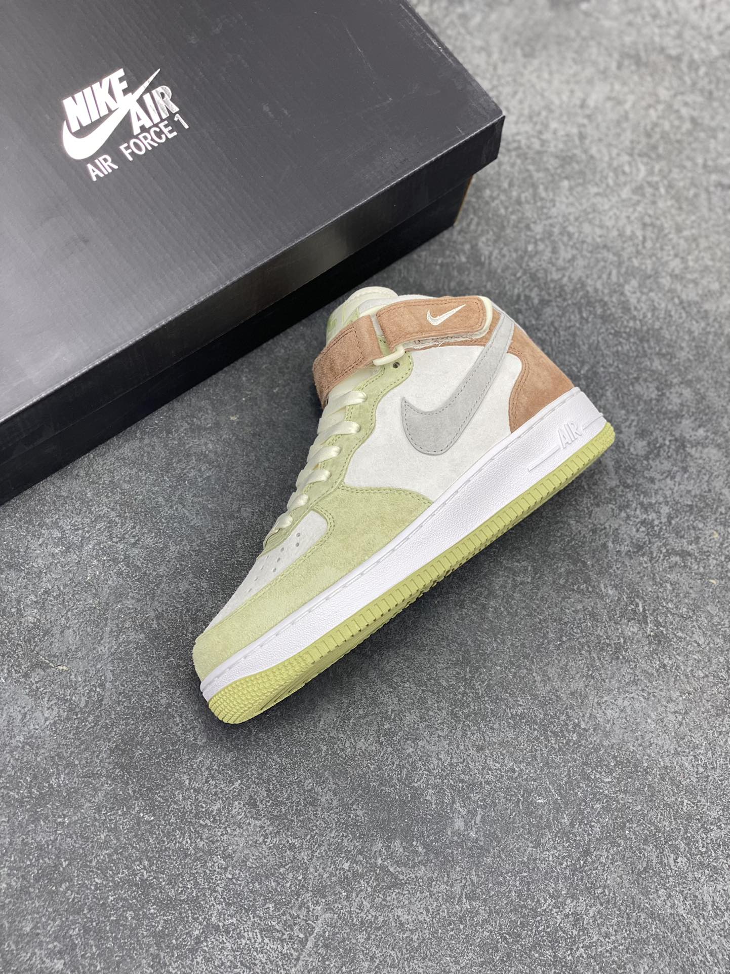 图片[7]-Nike Air Force 1 MID ’07 浅绿灰 配色 空军一号中帮休闲板鞋 原厂麂皮 原楦原纸板 纯正版型 正品NFC感应芯片 高清洁度 内置全掌气垫 货号：AL6896-558 尺码：36 36.5 37.5 38 38.5 39 40 40.5 41 42 42.5 43 44 44.5 45-选品中心