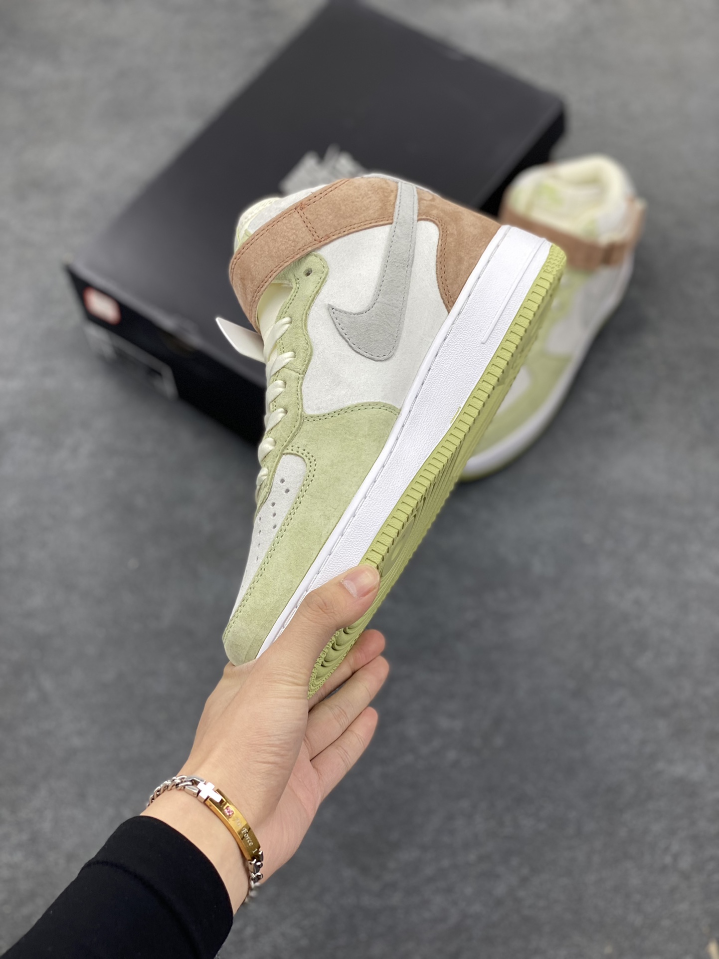 图片[3]-Nike Air Force 1 MID ’07 浅绿灰 配色 空军一号中帮休闲板鞋 原厂麂皮 原楦原纸板 纯正版型 正品NFC感应芯片 高清洁度 内置全掌气垫 货号：AL6896-558 尺码：36 36.5 37.5 38 38.5 39 40 40.5 41 42 42.5 43 44 44.5 45-选品中心