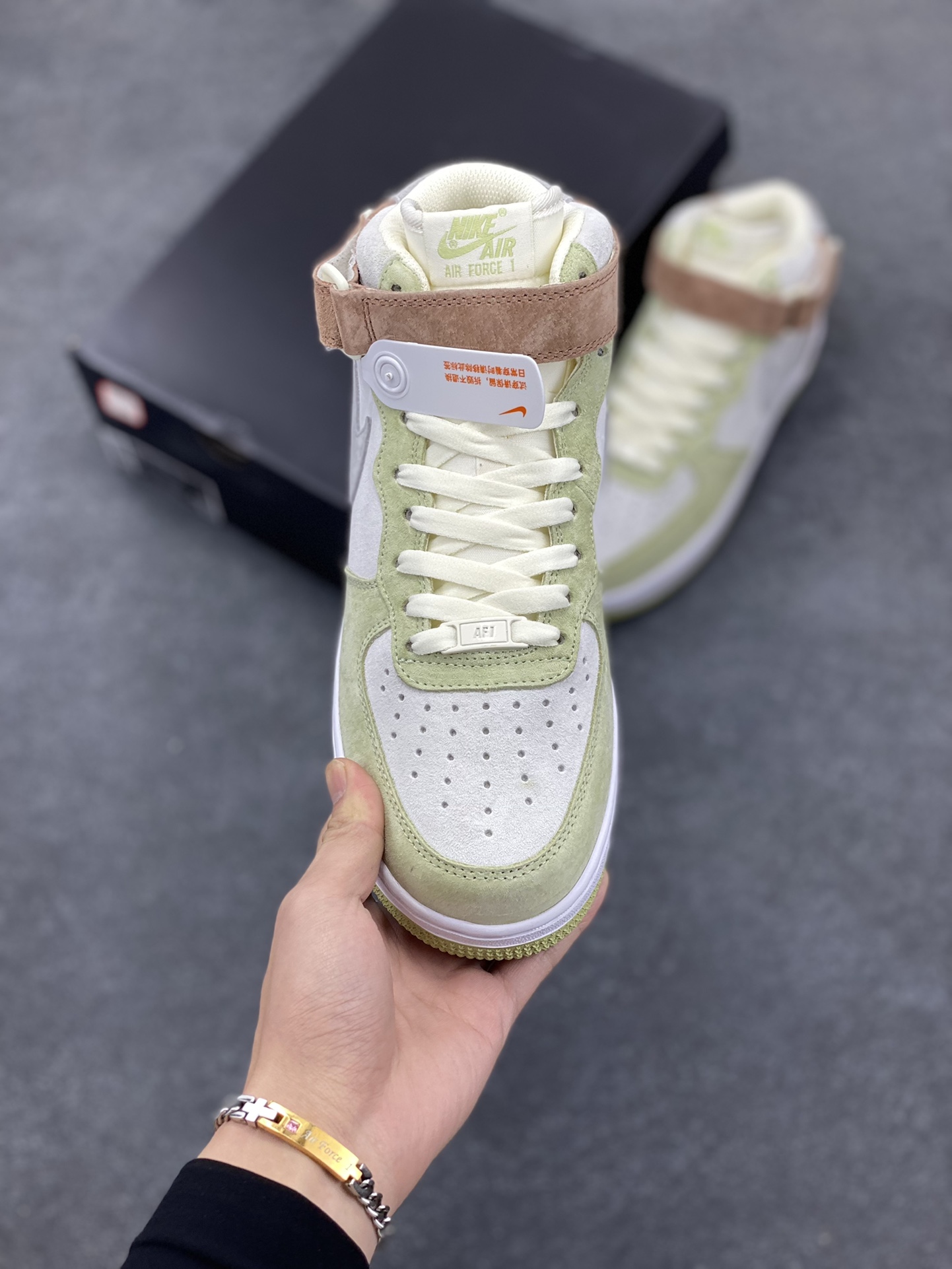 图片[2]-Nike Air Force 1 MID ’07 浅绿灰 配色 空军一号中帮休闲板鞋 原厂麂皮 原楦原纸板 纯正版型 正品NFC感应芯片 高清洁度 内置全掌气垫 货号：AL6896-558 尺码：36 36.5 37.5 38 38.5 39 40 40.5 41 42 42.5 43 44 44.5 45-选品中心