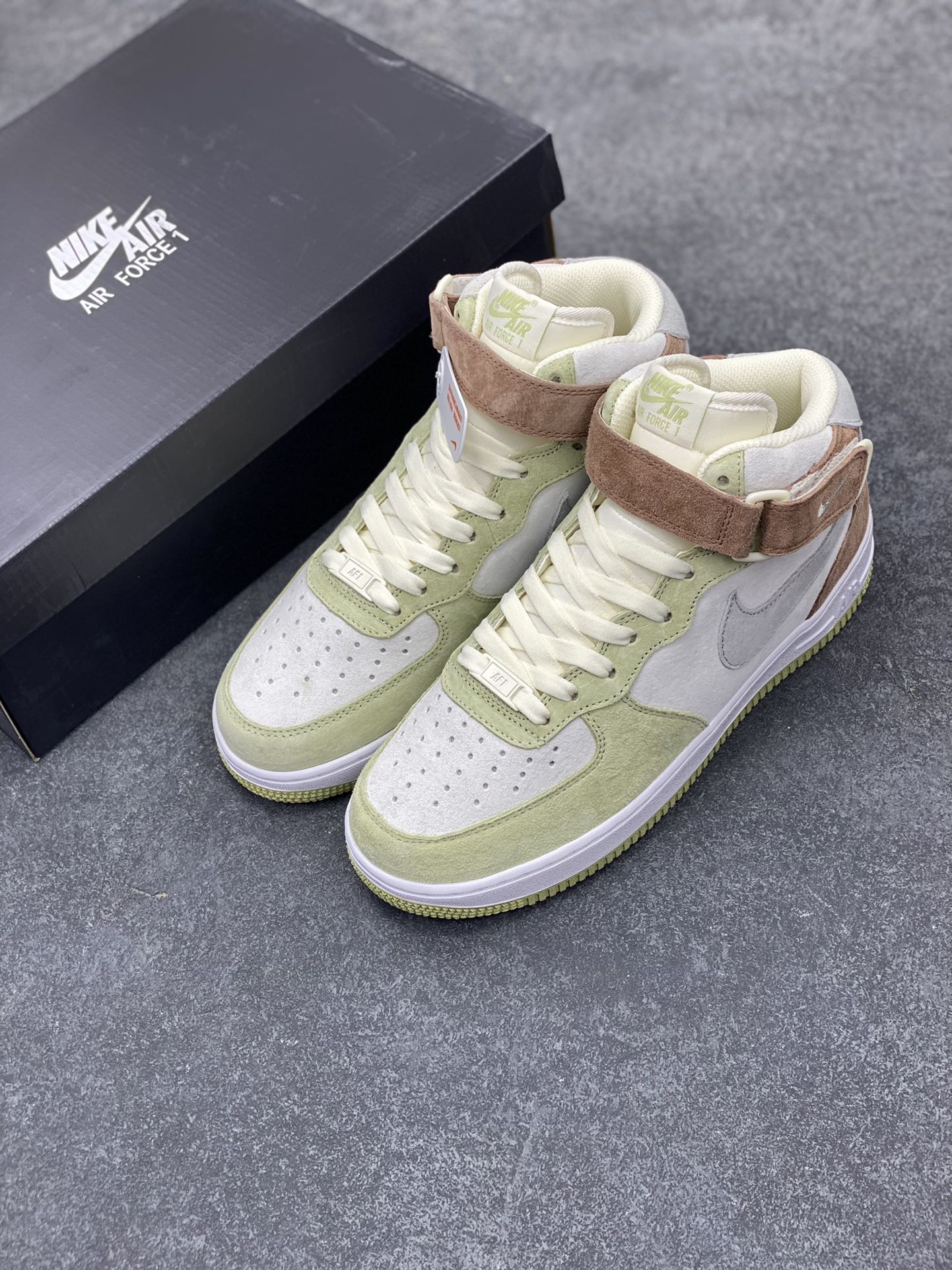 图片[8]-Nike Air Force 1 MID ’07 浅绿灰 配色 空军一号中帮休闲板鞋 原厂麂皮 原楦原纸板 纯正版型 正品NFC感应芯片 高清洁度 内置全掌气垫 货号：AL6896-558 尺码：36 36.5 37.5 38 38.5 39 40 40.5 41 42 42.5 43 44 44.5 45-选品中心