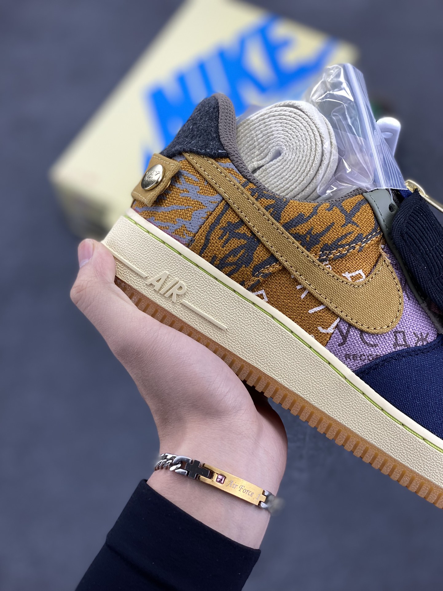 图片[6]-HY版本💯 Travis Scott x Nk Air Force 1 Low 空军联名款休闲板鞋 #球鞋圈的宠儿，低帮 Air Force 1 的经典造型，鞋面处采用尼龙、皮革、灯芯绒等多种材质的拼接，鞋带部位还能加持带拉链类似盖子一样的设计，后跟带有工装风格的提环，彰显 Travis Scott 对于细节的考究。鞋盒采用双层抽屉设计，外层为浅黄色，印有蓝色的 Nike Logo 和 Travis Scott 标志性的鬼脸 Logo。侧面有透明开窗，能够看到内层 Kaktyc A*ek Records 的文字元素。 货号：CN2405-900 尺码：36 36.5 37.5 38 38.5 39 40 40.5 41 42 42.5 43 44 44.5 45 46-选品中心