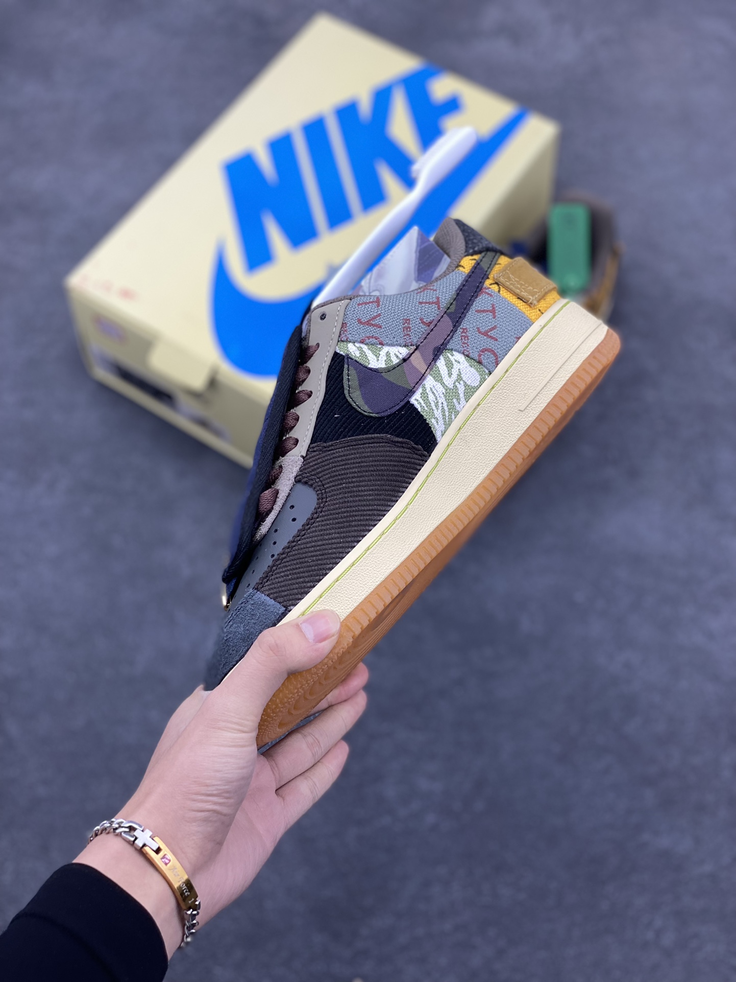 图片[3]-HY版本💯 Travis Scott x Nk Air Force 1 Low 空军联名款休闲板鞋 #球鞋圈的宠儿，低帮 Air Force 1 的经典造型，鞋面处采用尼龙、皮革、灯芯绒等多种材质的拼接，鞋带部位还能加持带拉链类似盖子一样的设计，后跟带有工装风格的提环，彰显 Travis Scott 对于细节的考究。鞋盒采用双层抽屉设计，外层为浅黄色，印有蓝色的 Nike Logo 和 Travis Scott 标志性的鬼脸 Logo。侧面有透明开窗，能够看到内层 Kaktyc A*ek Records 的文字元素。 货号：CN2405-900 尺码：36 36.5 37.5 38 38.5 39 40 40.5 41 42 42.5 43 44 44.5 45 46-选品中心