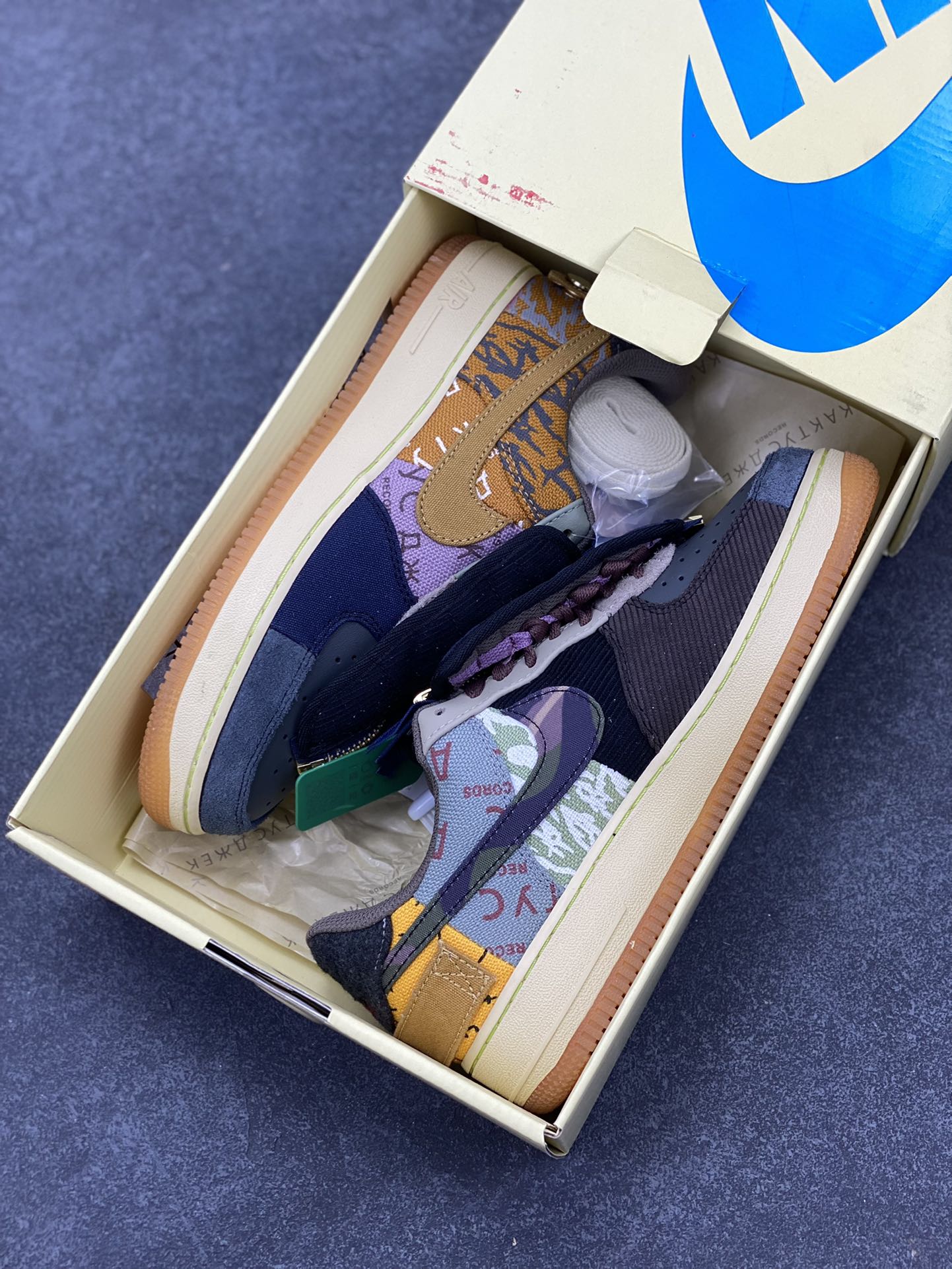 图片[9]-HY版本💯 Travis Scott x Nk Air Force 1 Low 空军联名款休闲板鞋 #球鞋圈的宠儿，低帮 Air Force 1 的经典造型，鞋面处采用尼龙、皮革、灯芯绒等多种材质的拼接，鞋带部位还能加持带拉链类似盖子一样的设计，后跟带有工装风格的提环，彰显 Travis Scott 对于细节的考究。鞋盒采用双层抽屉设计，外层为浅黄色，印有蓝色的 Nike Logo 和 Travis Scott 标志性的鬼脸 Logo。侧面有透明开窗，能够看到内层 Kaktyc A*ek Records 的文字元素。 货号：CN2405-900 尺码：36 36.5 37.5 38 38.5 39 40 40.5 41 42 42.5 43 44 44.5 45 46-选品中心