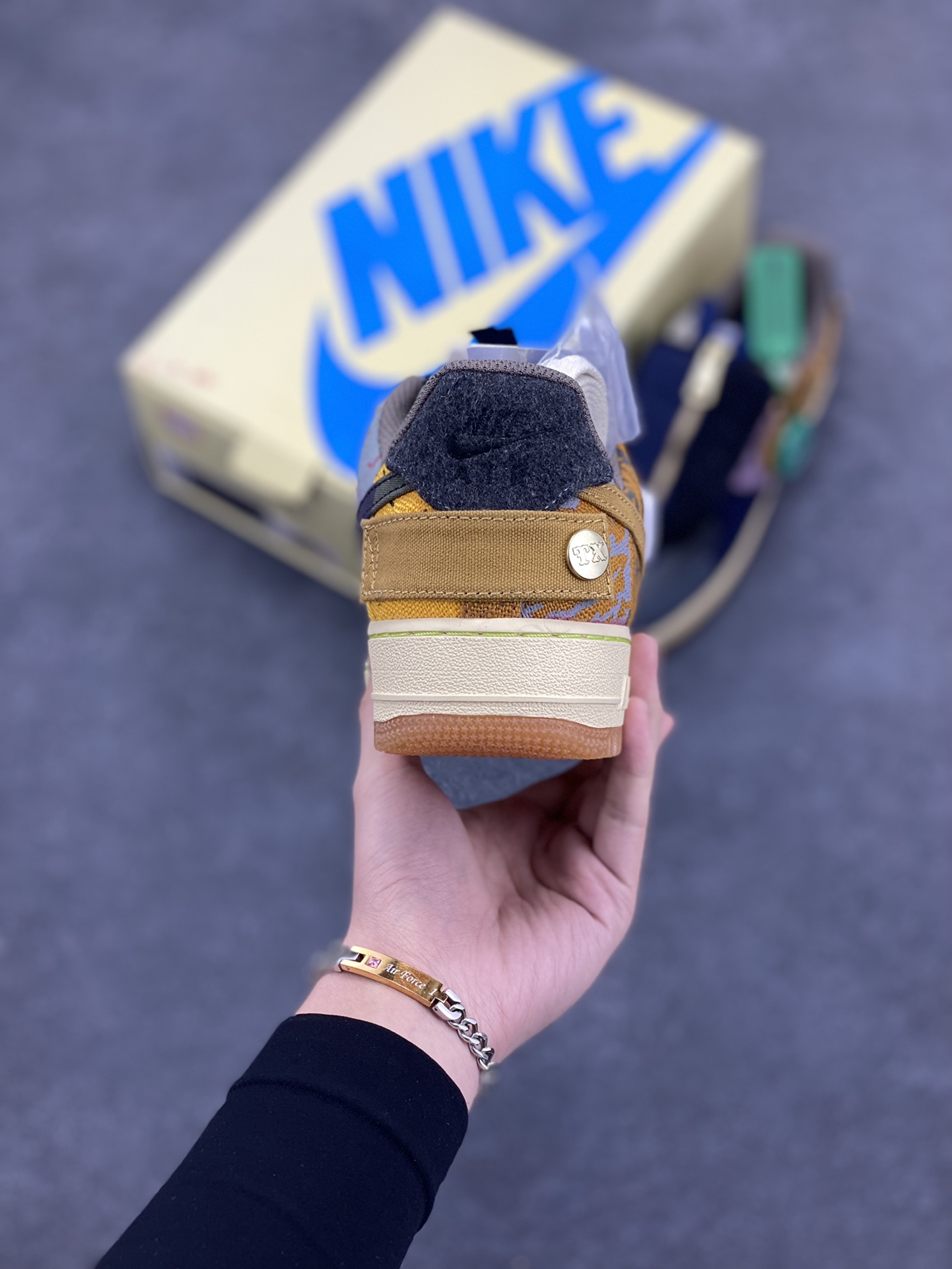 图片[4]-HY版本💯 Travis Scott x Nk Air Force 1 Low 空军联名款休闲板鞋 #球鞋圈的宠儿，低帮 Air Force 1 的经典造型，鞋面处采用尼龙、皮革、灯芯绒等多种材质的拼接，鞋带部位还能加持带拉链类似盖子一样的设计，后跟带有工装风格的提环，彰显 Travis Scott 对于细节的考究。鞋盒采用双层抽屉设计，外层为浅黄色，印有蓝色的 Nike Logo 和 Travis Scott 标志性的鬼脸 Logo。侧面有透明开窗，能够看到内层 Kaktyc A*ek Records 的文字元素。 货号：CN2405-900 尺码：36 36.5 37.5 38 38.5 39 40 40.5 41 42 42.5 43 44 44.5 45 46-选品中心