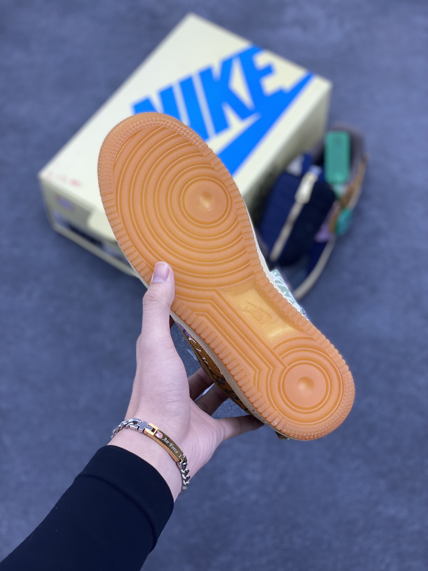 图片[5]-HY版本💯 Travis Scott x Nk Air Force 1 Low 空军联名款休闲板鞋 #球鞋圈的宠儿，低帮 Air Force 1 的经典造型，鞋面处采用尼龙、皮革、灯芯绒等多种材质的拼接，鞋带部位还能加持带拉链类似盖子一样的设计，后跟带有工装风格的提环，彰显 Travis Scott 对于细节的考究。鞋盒采用双层抽屉设计，外层为浅黄色，印有蓝色的 Nike Logo 和 Travis Scott 标志性的鬼脸 Logo。侧面有透明开窗，能够看到内层 Kaktyc A*ek Records 的文字元素。 货号：CN2405-900 尺码：36 36.5 37.5 38 38.5 39 40 40.5 41 42 42.5 43 44 44.5 45 46-选品中心