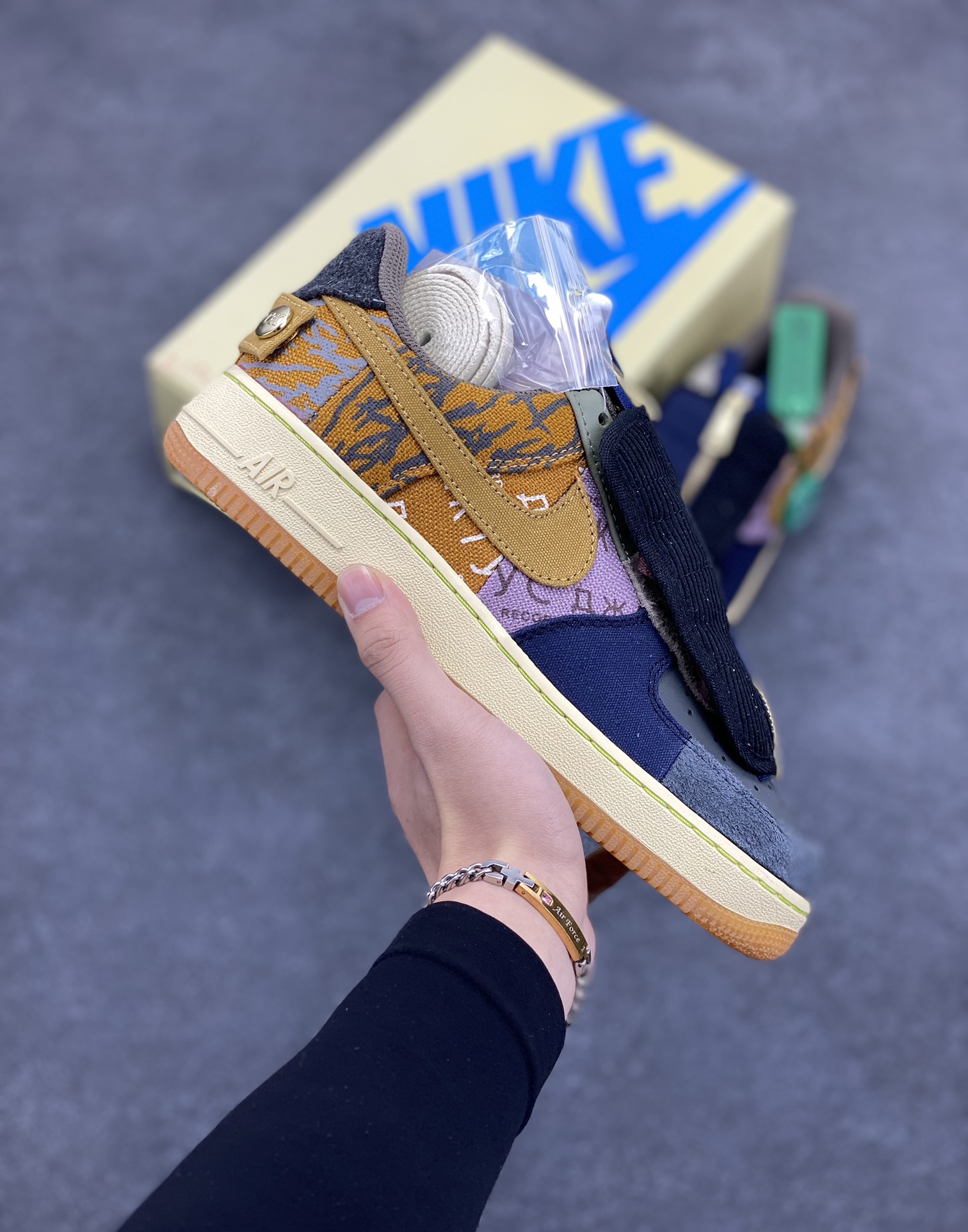 HY版本💯 Travis Scott x Nk Air Force 1 Low 空军联名款休闲板鞋 #球鞋圈的宠儿，低帮 Air Force 1 的经典造型，鞋面处采用尼龙、皮革、灯芯绒等多种材质的拼接，鞋带部位还能加持带拉链类似盖子一样的设计，后跟带有工装风格的提环，彰显 Travis Scott 对于细节的考究。鞋盒采用双层抽屉设计，外层为浅黄色，印有蓝色的 Nike Logo 和 Travis Scott 标志性的鬼脸 Logo。侧面有透明开窗，能够看到内层 Kaktyc A*ek Records 的文字元素。 货号：CN2405-900 尺码：36 36.5 37.5 38 38.5 39 40 40.5 41 42 42.5 43 44 44.5 45 46-选品中心