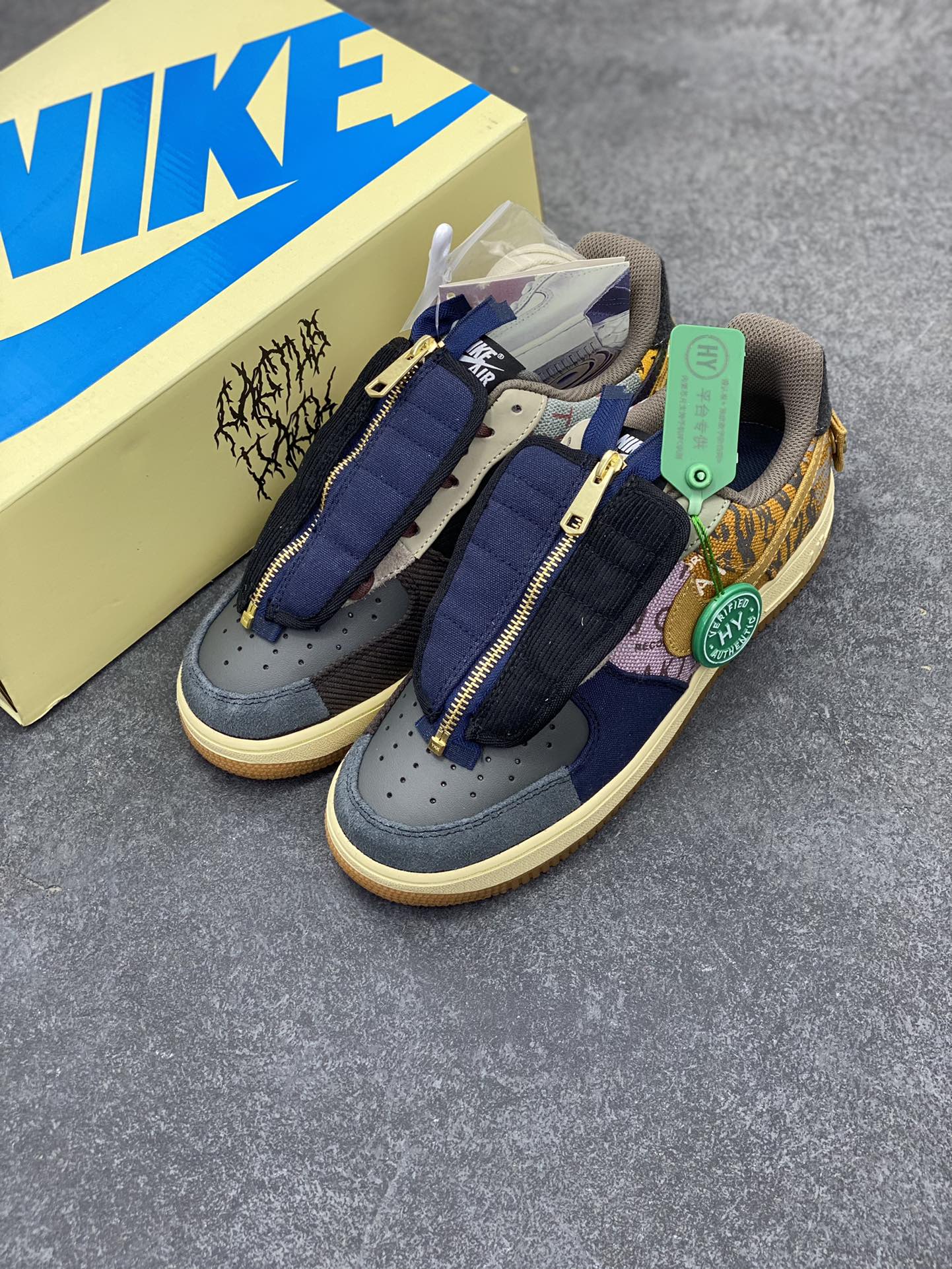 图片[8]-HY版本💯 Travis Scott x Nk Air Force 1 Low 空军联名款休闲板鞋 #球鞋圈的宠儿，低帮 Air Force 1 的经典造型，鞋面处采用尼龙、皮革、灯芯绒等多种材质的拼接，鞋带部位还能加持带拉链类似盖子一样的设计，后跟带有工装风格的提环，彰显 Travis Scott 对于细节的考究。鞋盒采用双层抽屉设计，外层为浅黄色，印有蓝色的 Nike Logo 和 Travis Scott 标志性的鬼脸 Logo。侧面有透明开窗，能够看到内层 Kaktyc A*ek Records 的文字元素。 货号：CN2405-900 尺码：36 36.5 37.5 38 38.5 39 40 40.5 41 42 42.5 43 44 44.5 45 46-选品中心