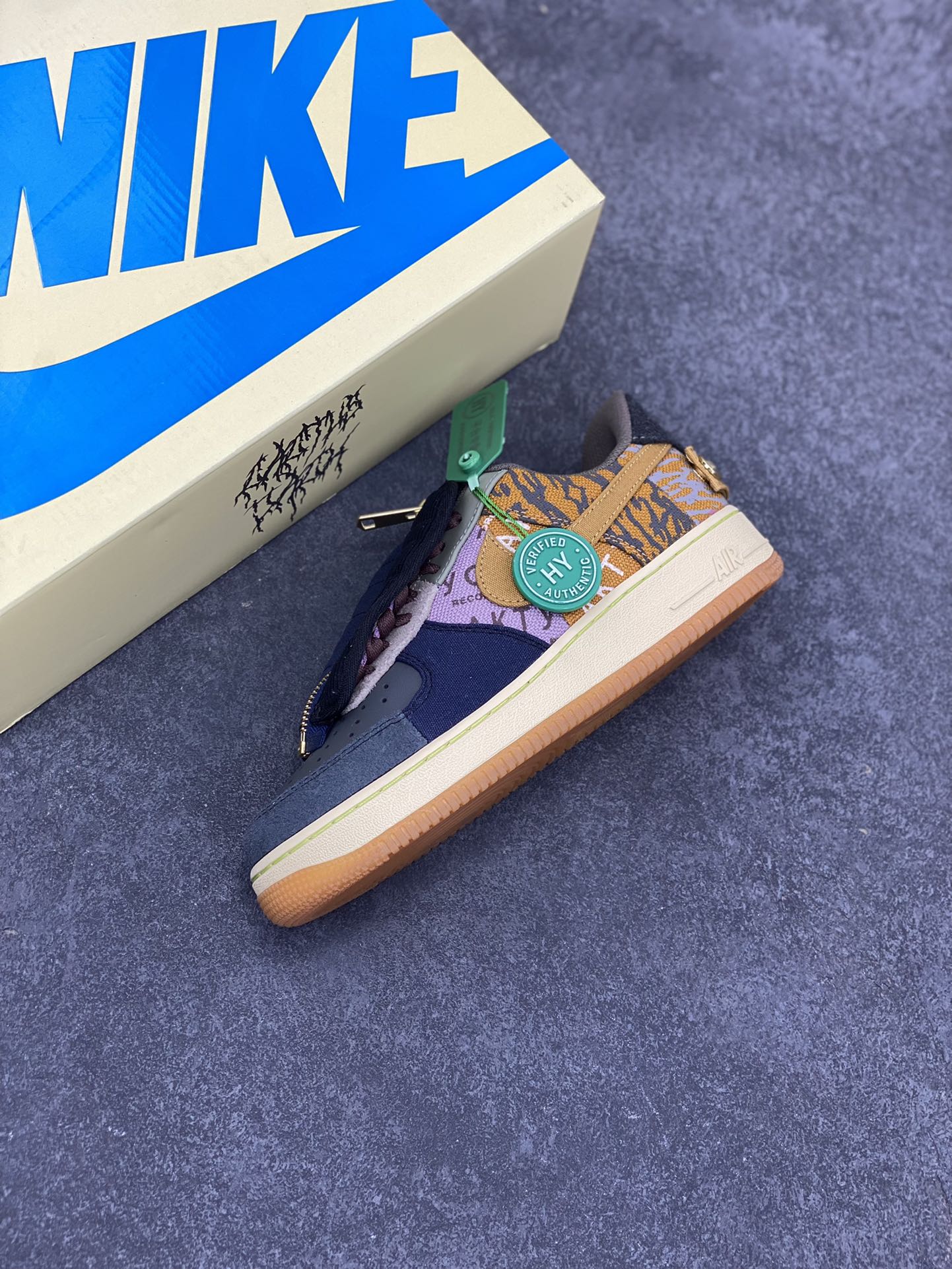 图片[7]-HY版本💯 Travis Scott x Nk Air Force 1 Low 空军联名款休闲板鞋 #球鞋圈的宠儿，低帮 Air Force 1 的经典造型，鞋面处采用尼龙、皮革、灯芯绒等多种材质的拼接，鞋带部位还能加持带拉链类似盖子一样的设计，后跟带有工装风格的提环，彰显 Travis Scott 对于细节的考究。鞋盒采用双层抽屉设计，外层为浅黄色，印有蓝色的 Nike Logo 和 Travis Scott 标志性的鬼脸 Logo。侧面有透明开窗，能够看到内层 Kaktyc A*ek Records 的文字元素。 货号：CN2405-900 尺码：36 36.5 37.5 38 38.5 39 40 40.5 41 42 42.5 43 44 44.5 45 46-选品中心