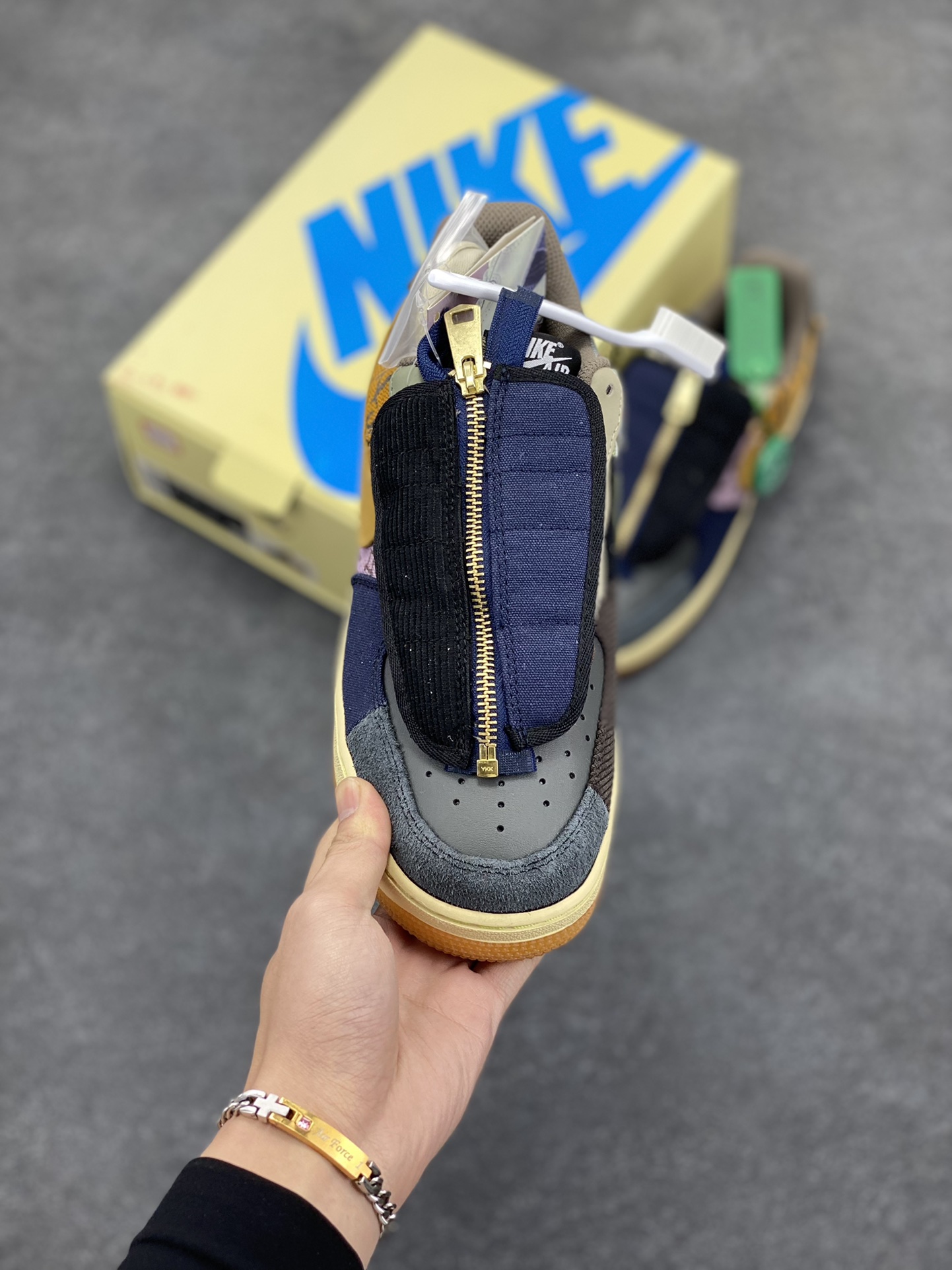 图片[2]-HY版本💯 Travis Scott x Nk Air Force 1 Low 空军联名款休闲板鞋 #球鞋圈的宠儿，低帮 Air Force 1 的经典造型，鞋面处采用尼龙、皮革、灯芯绒等多种材质的拼接，鞋带部位还能加持带拉链类似盖子一样的设计，后跟带有工装风格的提环，彰显 Travis Scott 对于细节的考究。鞋盒采用双层抽屉设计，外层为浅黄色，印有蓝色的 Nike Logo 和 Travis Scott 标志性的鬼脸 Logo。侧面有透明开窗，能够看到内层 Kaktyc A*ek Records 的文字元素。 货号：CN2405-900 尺码：36 36.5 37.5 38 38.5 39 40 40.5 41 42 42.5 43 44 44.5 45 46-选品中心
