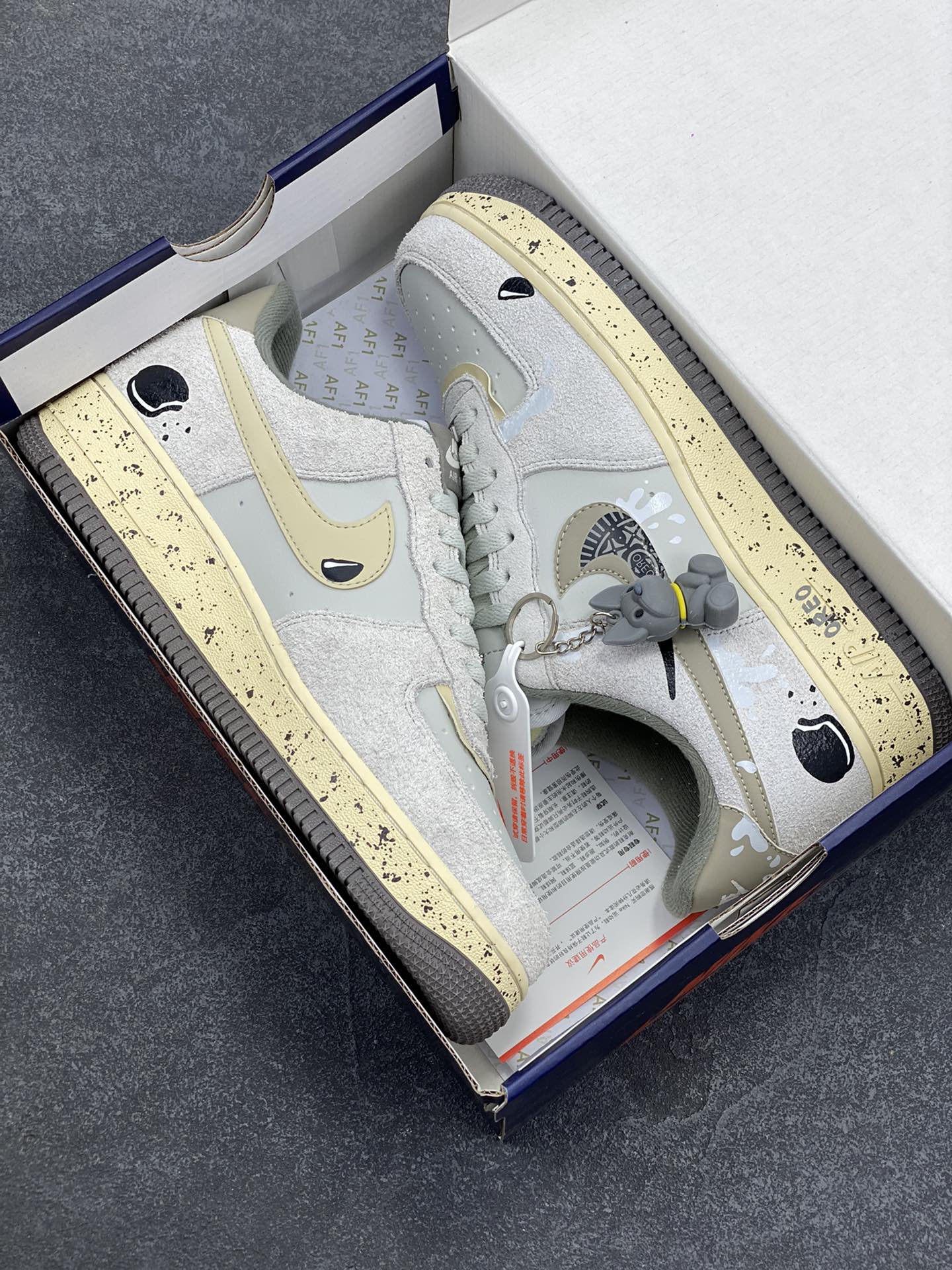 图片[9]-牛奶饼干”Nike Air Force 1 空军一号定制低帮秋冬板鞋 牛奶夹心饼干，它的外形圆润而规整，外层的饼干呈现出淡淡的金黄色，表面均匀地分布着细小的气孔，像是被岁月精心雕琢的艺术品。而夹在中间的牛奶夹心，则如同隐匿在金色云层后的一抹洁白月光 货号：KL1210-111  尺码：36 36.5 37.5 38 38.5 39 40 40.5 41 42 42.5 43 44 44.5 45-选品中心