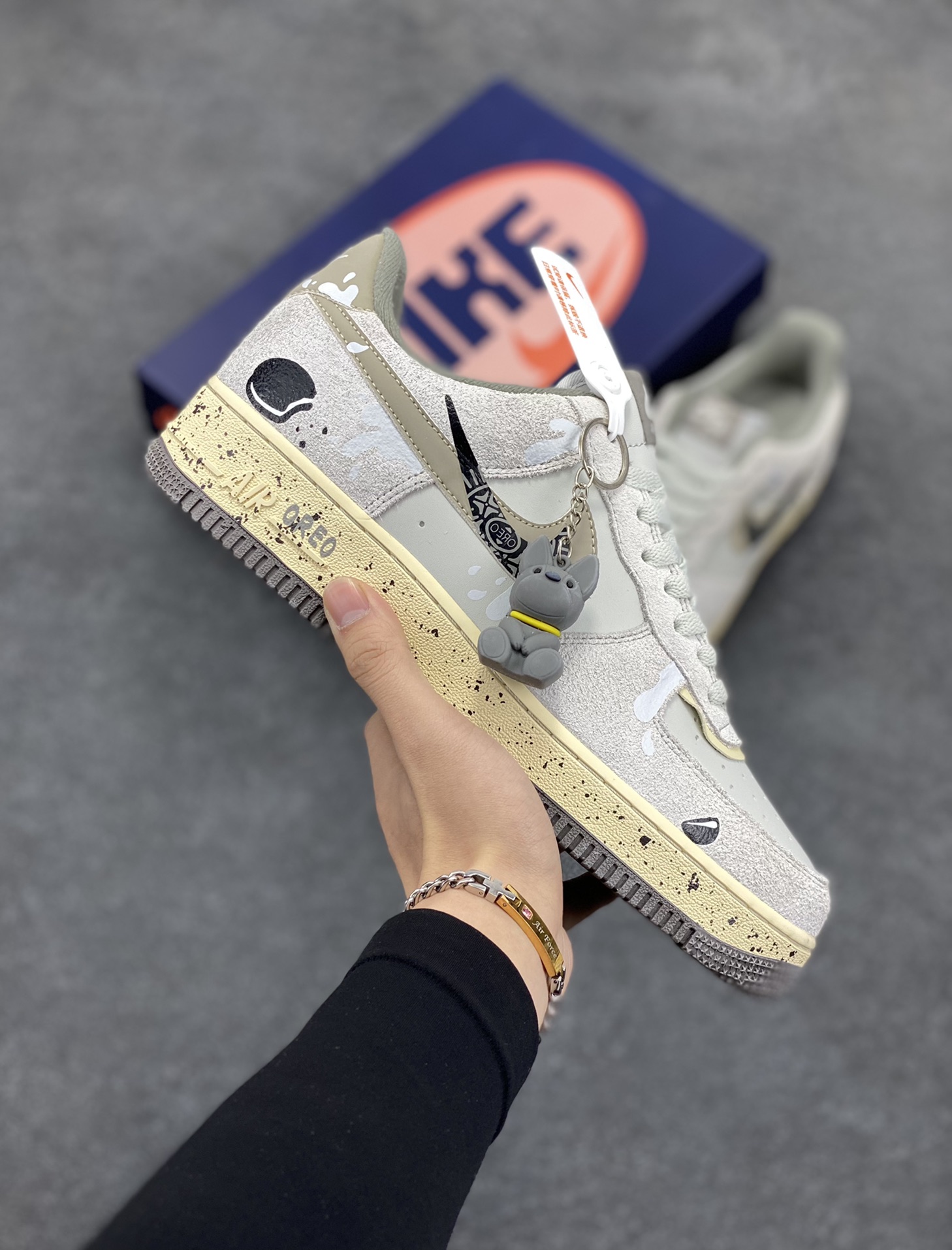 牛奶饼干”Nike Air Force 1 空军一号定制低帮秋冬板鞋 牛奶夹心饼干，它的外形圆润而规整，外层的饼干呈现出淡淡的金黄色，表面均匀地分布着细小的气孔，像是被岁月精心雕琢的艺术品。而夹在中间的牛奶夹心，则如同隐匿在金色云层后的一抹洁白月光 货号：KL1210-111  尺码：36 36.5 37.5 38 38.5 39 40 40.5 41 42 42.5 43 44 44.5 45-选品中心