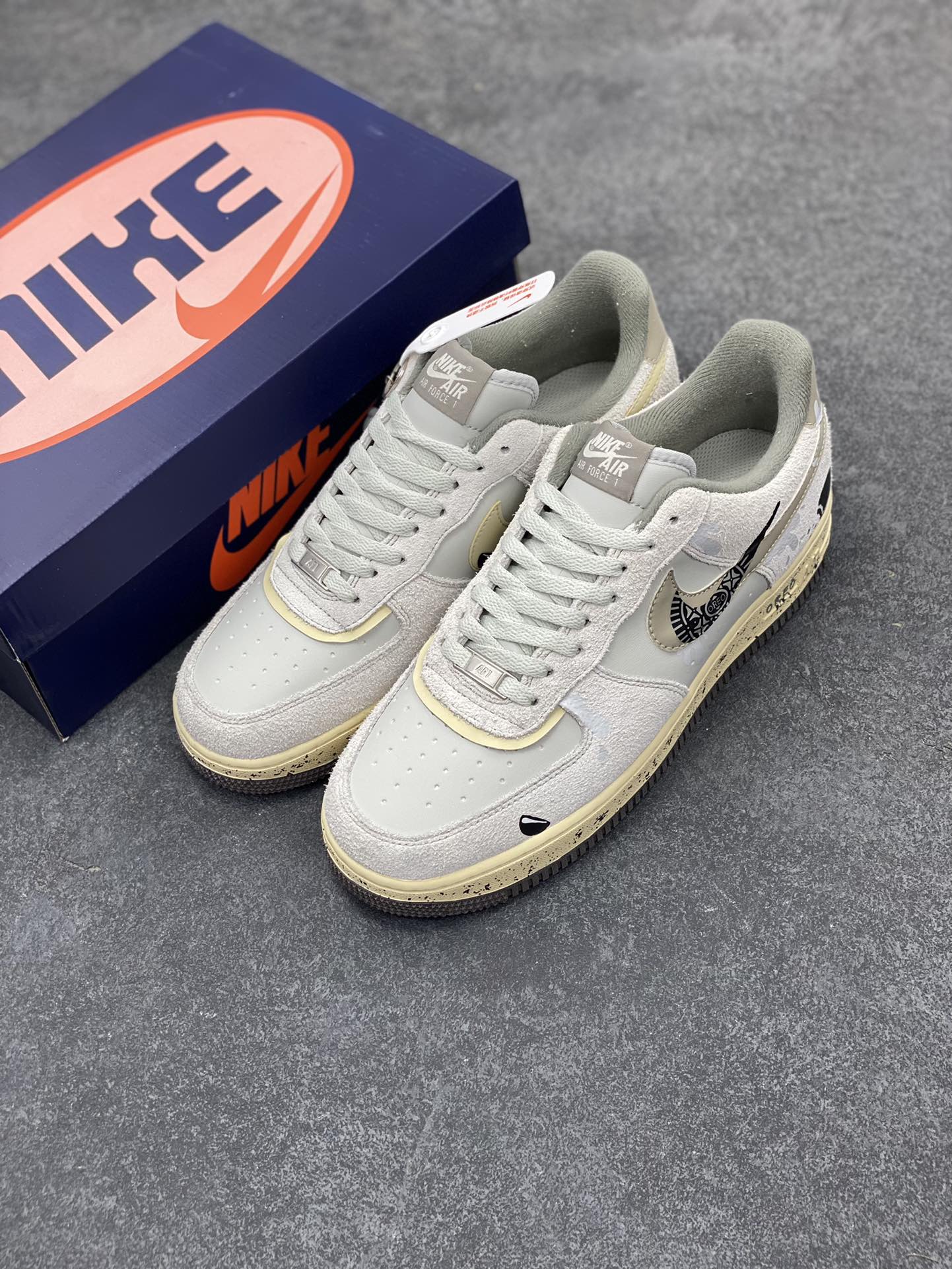 图片[8]-牛奶饼干”Nike Air Force 1 空军一号定制低帮秋冬板鞋 牛奶夹心饼干，它的外形圆润而规整，外层的饼干呈现出淡淡的金黄色，表面均匀地分布着细小的气孔，像是被岁月精心雕琢的艺术品。而夹在中间的牛奶夹心，则如同隐匿在金色云层后的一抹洁白月光 货号：KL1210-111  尺码：36 36.5 37.5 38 38.5 39 40 40.5 41 42 42.5 43 44 44.5 45-选品中心