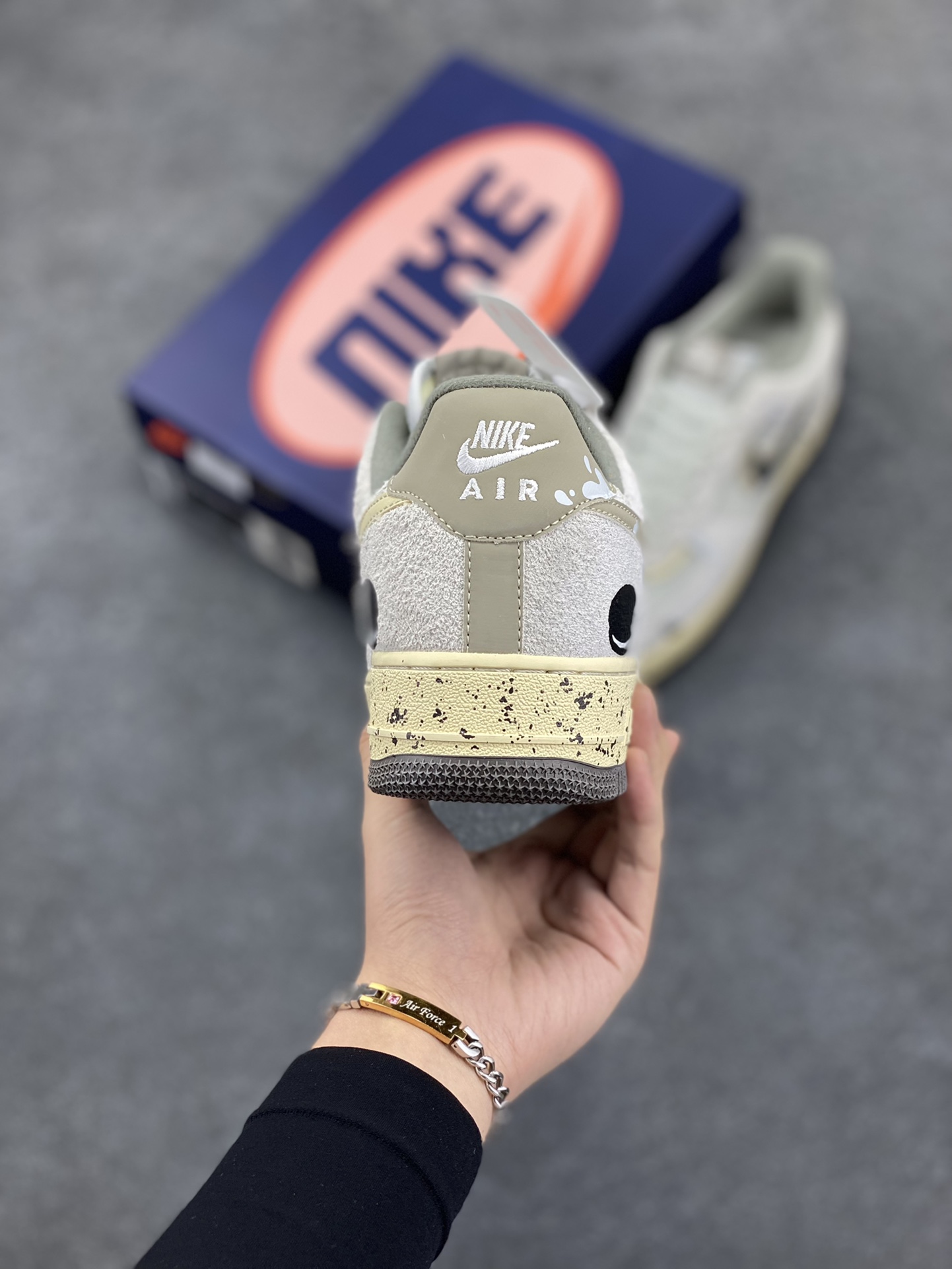 图片[4]-牛奶饼干”Nike Air Force 1 空军一号定制低帮秋冬板鞋 牛奶夹心饼干，它的外形圆润而规整，外层的饼干呈现出淡淡的金黄色，表面均匀地分布着细小的气孔，像是被岁月精心雕琢的艺术品。而夹在中间的牛奶夹心，则如同隐匿在金色云层后的一抹洁白月光 货号：KL1210-111  尺码：36 36.5 37.5 38 38.5 39 40 40.5 41 42 42.5 43 44 44.5 45-选品中心