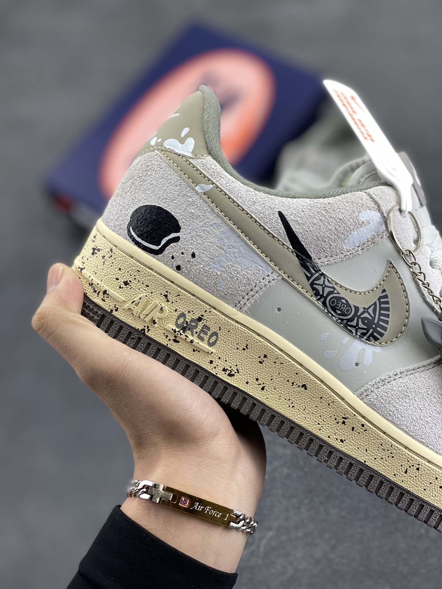 图片[6]-牛奶饼干”Nike Air Force 1 空军一号定制低帮秋冬板鞋 牛奶夹心饼干，它的外形圆润而规整，外层的饼干呈现出淡淡的金黄色，表面均匀地分布着细小的气孔，像是被岁月精心雕琢的艺术品。而夹在中间的牛奶夹心，则如同隐匿在金色云层后的一抹洁白月光 货号：KL1210-111  尺码：36 36.5 37.5 38 38.5 39 40 40.5 41 42 42.5 43 44 44.5 45-选品中心