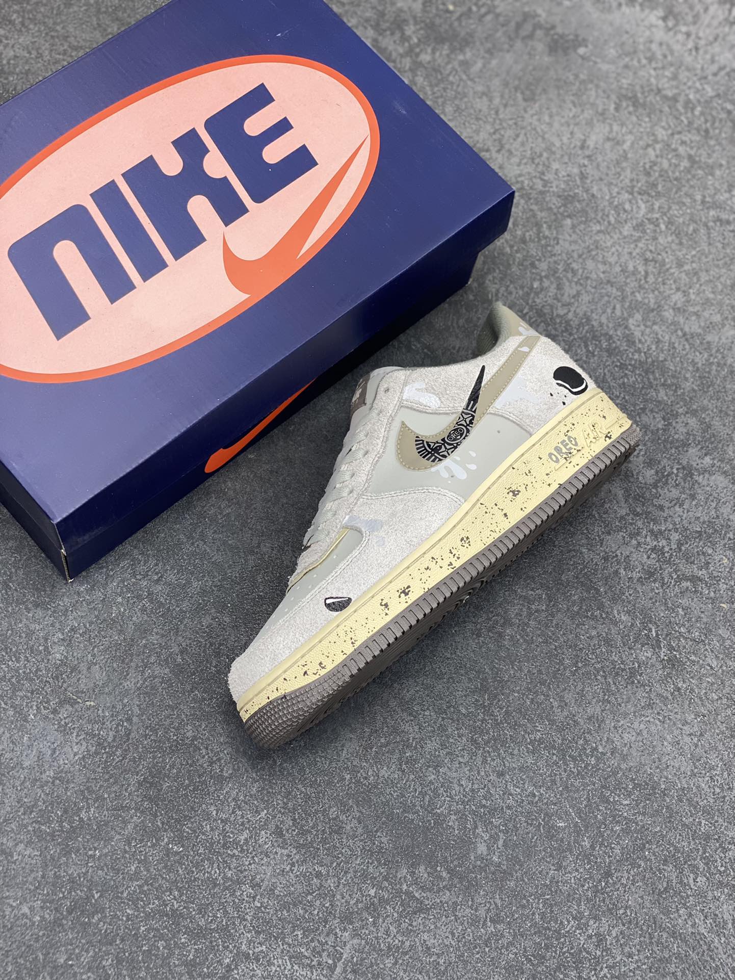 图片[7]-牛奶饼干”Nike Air Force 1 空军一号定制低帮秋冬板鞋 牛奶夹心饼干，它的外形圆润而规整，外层的饼干呈现出淡淡的金黄色，表面均匀地分布着细小的气孔，像是被岁月精心雕琢的艺术品。而夹在中间的牛奶夹心，则如同隐匿在金色云层后的一抹洁白月光 货号：KL1210-111  尺码：36 36.5 37.5 38 38.5 39 40 40.5 41 42 42.5 43 44 44.5 45-选品中心