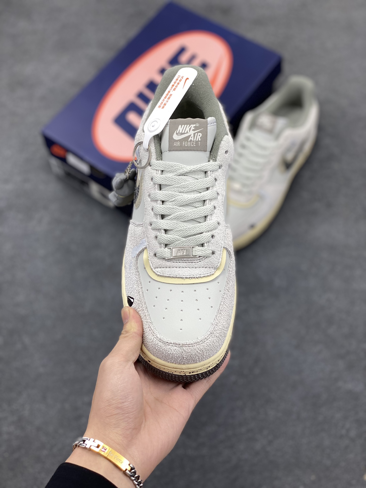 图片[2]-牛奶饼干”Nike Air Force 1 空军一号定制低帮秋冬板鞋 牛奶夹心饼干，它的外形圆润而规整，外层的饼干呈现出淡淡的金黄色，表面均匀地分布着细小的气孔，像是被岁月精心雕琢的艺术品。而夹在中间的牛奶夹心，则如同隐匿在金色云层后的一抹洁白月光 货号：KL1210-111  尺码：36 36.5 37.5 38 38.5 39 40 40.5 41 42 42.5 43 44 44.5 45-选品中心