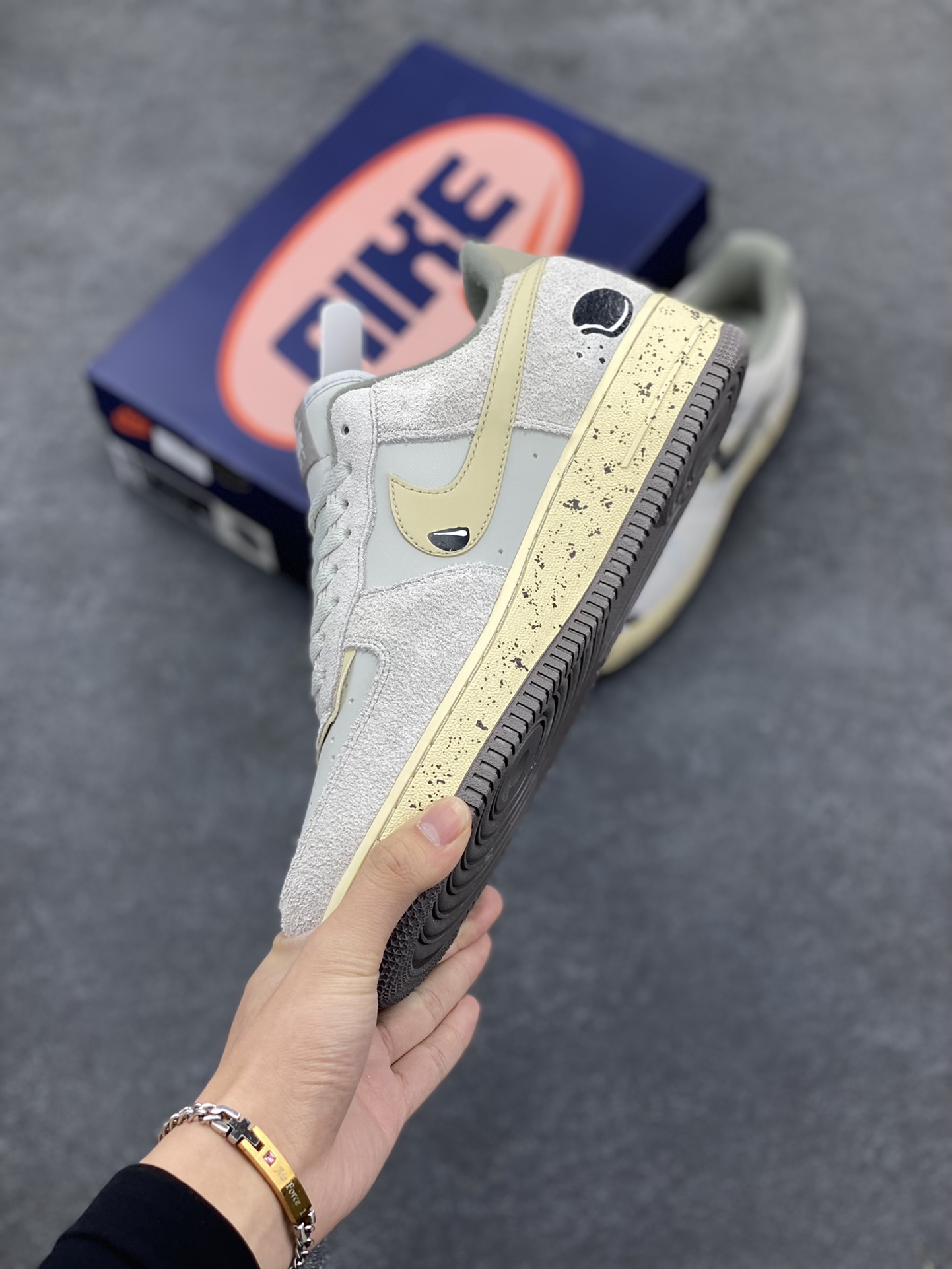 图片[3]-牛奶饼干”Nike Air Force 1 空军一号定制低帮秋冬板鞋 牛奶夹心饼干，它的外形圆润而规整，外层的饼干呈现出淡淡的金黄色，表面均匀地分布着细小的气孔，像是被岁月精心雕琢的艺术品。而夹在中间的牛奶夹心，则如同隐匿在金色云层后的一抹洁白月光 货号：KL1210-111  尺码：36 36.5 37.5 38 38.5 39 40 40.5 41 42 42.5 43 44 44.5 45-选品中心