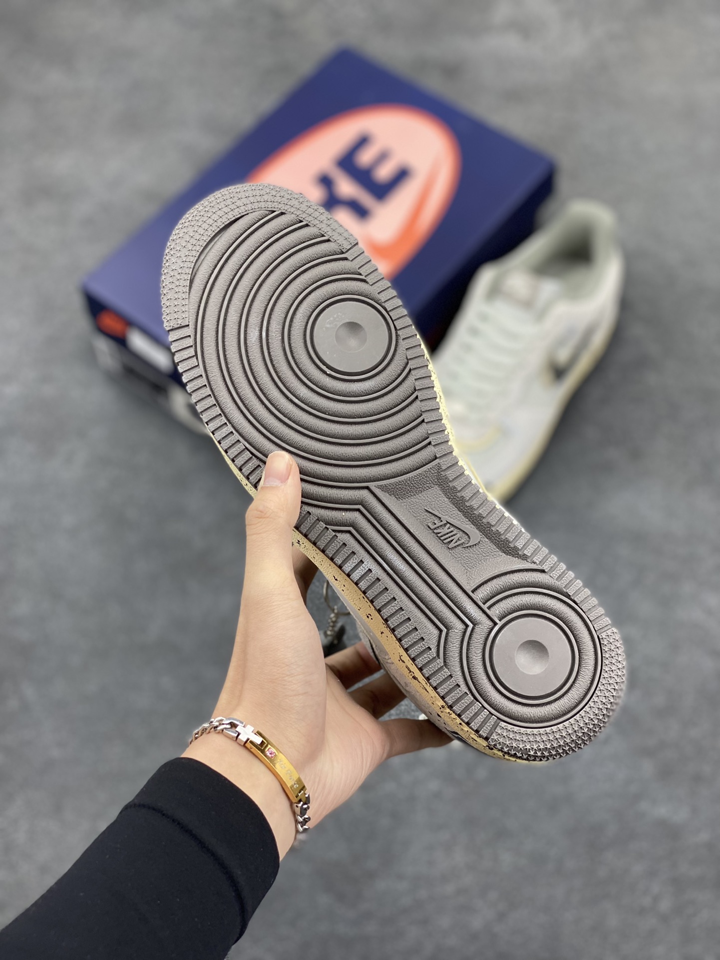 图片[5]-牛奶饼干”Nike Air Force 1 空军一号定制低帮秋冬板鞋 牛奶夹心饼干，它的外形圆润而规整，外层的饼干呈现出淡淡的金黄色，表面均匀地分布着细小的气孔，像是被岁月精心雕琢的艺术品。而夹在中间的牛奶夹心，则如同隐匿在金色云层后的一抹洁白月光 货号：KL1210-111  尺码：36 36.5 37.5 38 38.5 39 40 40.5 41 42 42.5 43 44 44.5 45-选品中心
