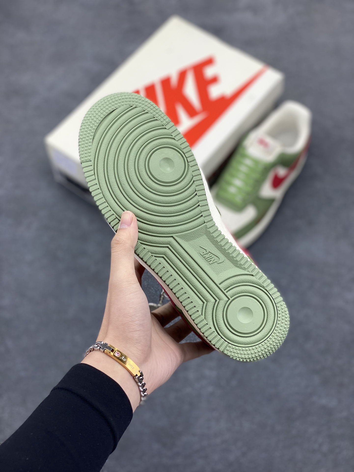 图片[5]-NIke Air Force 1 \’07 Low “斯图西联名–青蛇”空军一号 低帮 运动鞋 休闲鞋 折边针车 工艺难度大 原楦头原纸板 原装鞋盒 定制五金配件 内置全掌气垫 原厂鞋底 货号：KK1988-028 尺码：36 36.5 37.5 38 38.5 39 40 40.5 41 42 42.5 43 44 44.5 45-选品中心