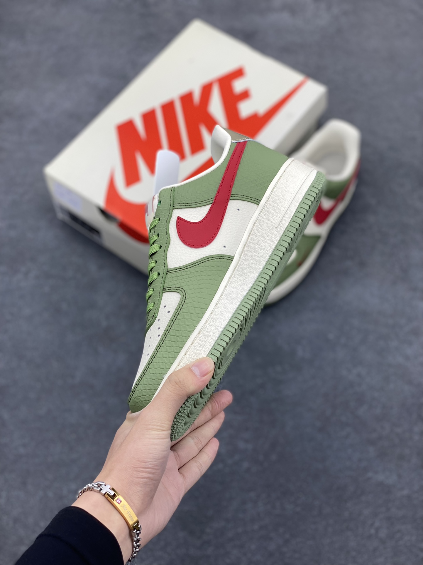 图片[3]-NIke Air Force 1 \’07 Low “斯图西联名–青蛇”空军一号 低帮 运动鞋 休闲鞋 折边针车 工艺难度大 原楦头原纸板 原装鞋盒 定制五金配件 内置全掌气垫 原厂鞋底 货号：KK1988-028 尺码：36 36.5 37.5 38 38.5 39 40 40.5 41 42 42.5 43 44 44.5 45-选品中心