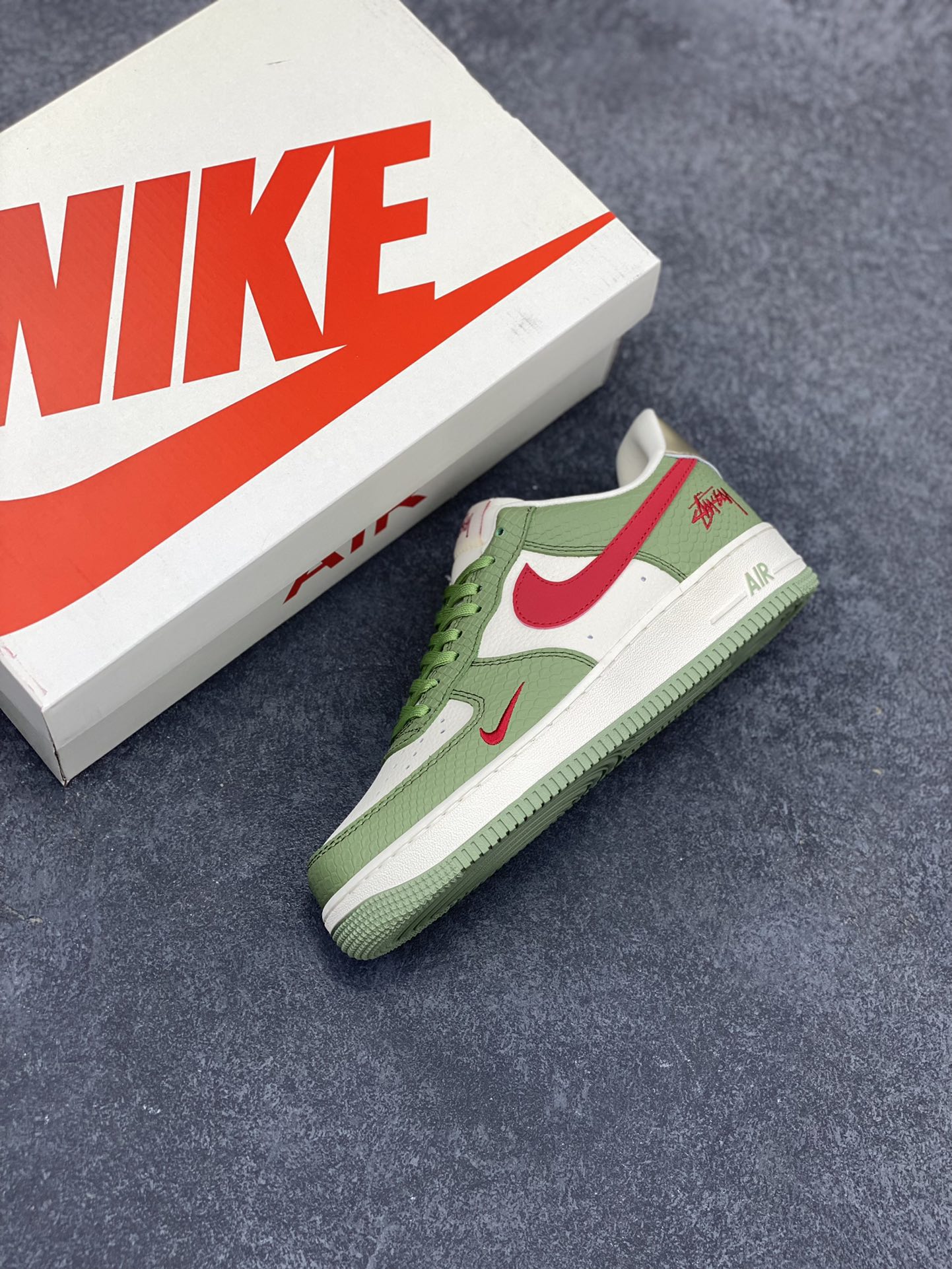 图片[7]-NIke Air Force 1 \’07 Low “斯图西联名–青蛇”空军一号 低帮 运动鞋 休闲鞋 折边针车 工艺难度大 原楦头原纸板 原装鞋盒 定制五金配件 内置全掌气垫 原厂鞋底 货号：KK1988-028 尺码：36 36.5 37.5 38 38.5 39 40 40.5 41 42 42.5 43 44 44.5 45-选品中心