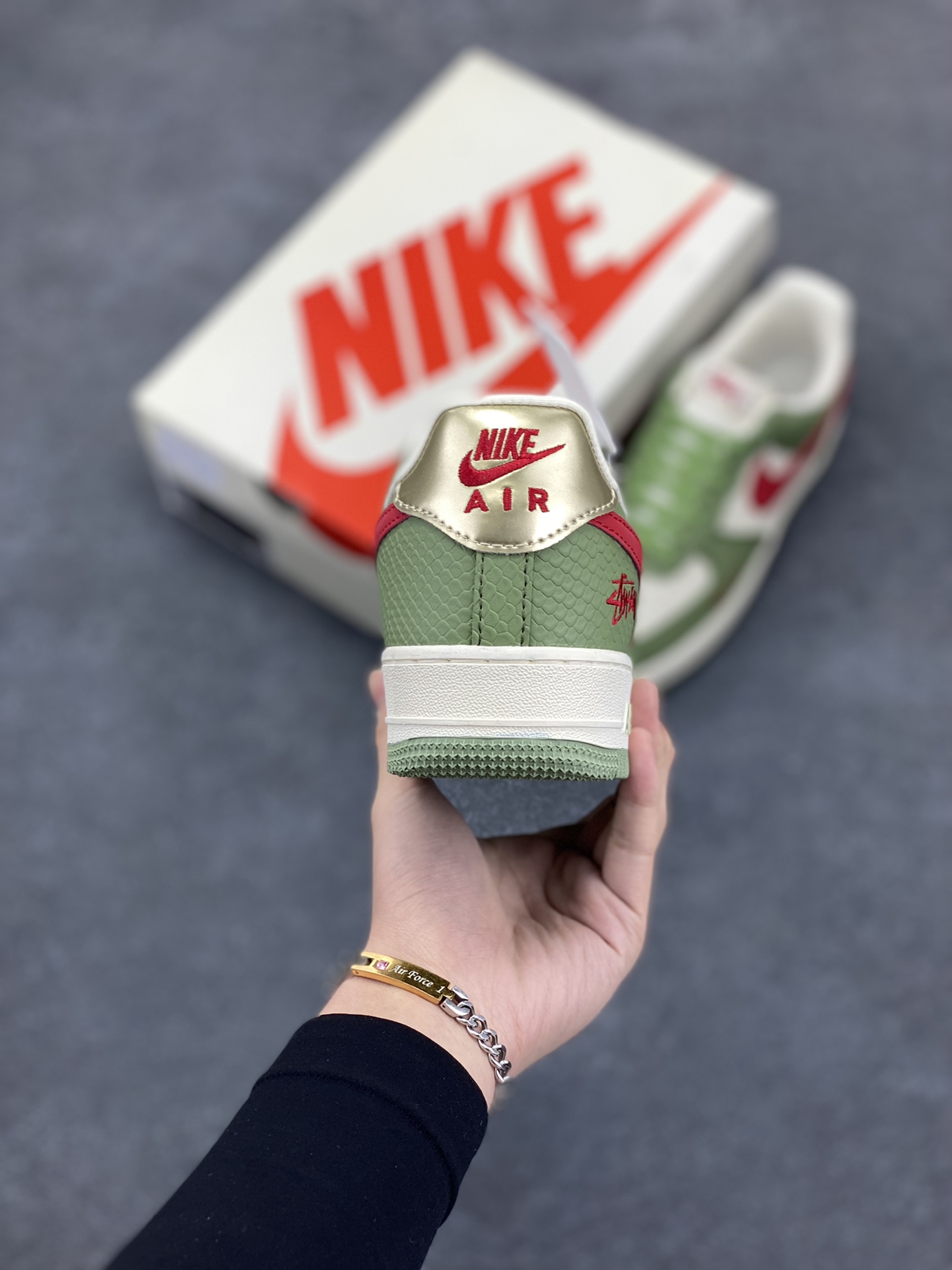 图片[4]-NIke Air Force 1 \’07 Low “斯图西联名–青蛇”空军一号 低帮 运动鞋 休闲鞋 折边针车 工艺难度大 原楦头原纸板 原装鞋盒 定制五金配件 内置全掌气垫 原厂鞋底 货号：KK1988-028 尺码：36 36.5 37.5 38 38.5 39 40 40.5 41 42 42.5 43 44 44.5 45-选品中心