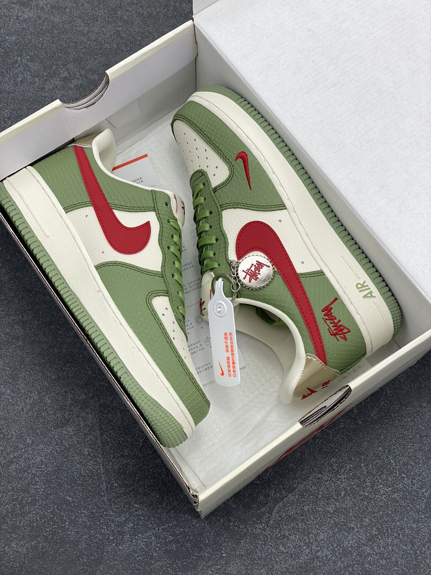 图片[9]-NIke Air Force 1 \’07 Low “斯图西联名–青蛇”空军一号 低帮 运动鞋 休闲鞋 折边针车 工艺难度大 原楦头原纸板 原装鞋盒 定制五金配件 内置全掌气垫 原厂鞋底 货号：KK1988-028 尺码：36 36.5 37.5 38 38.5 39 40 40.5 41 42 42.5 43 44 44.5 45-选品中心