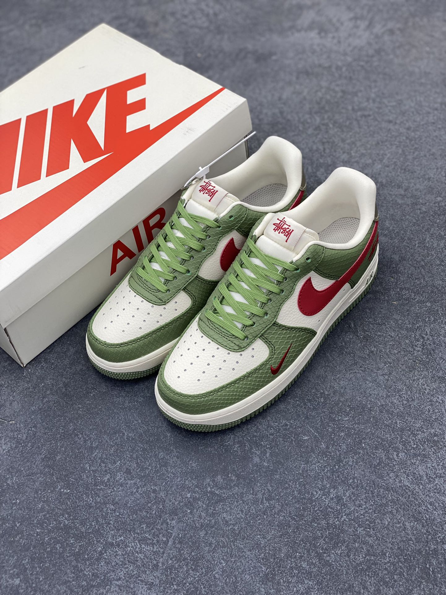 图片[8]-NIke Air Force 1 \’07 Low “斯图西联名–青蛇”空军一号 低帮 运动鞋 休闲鞋 折边针车 工艺难度大 原楦头原纸板 原装鞋盒 定制五金配件 内置全掌气垫 原厂鞋底 货号：KK1988-028 尺码：36 36.5 37.5 38 38.5 39 40 40.5 41 42 42.5 43 44 44.5 45-选品中心