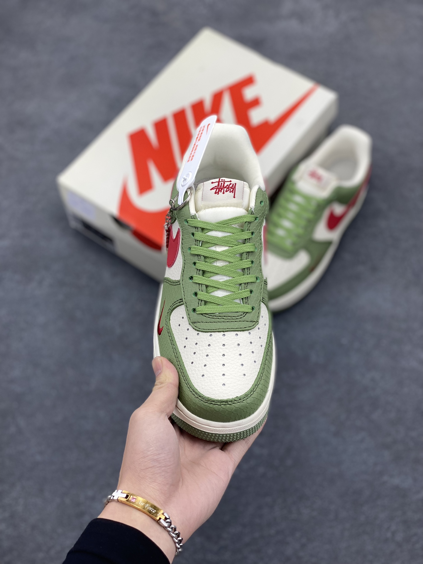 图片[2]-NIke Air Force 1 \’07 Low “斯图西联名–青蛇”空军一号 低帮 运动鞋 休闲鞋 折边针车 工艺难度大 原楦头原纸板 原装鞋盒 定制五金配件 内置全掌气垫 原厂鞋底 货号：KK1988-028 尺码：36 36.5 37.5 38 38.5 39 40 40.5 41 42 42.5 43 44 44.5 45-选品中心