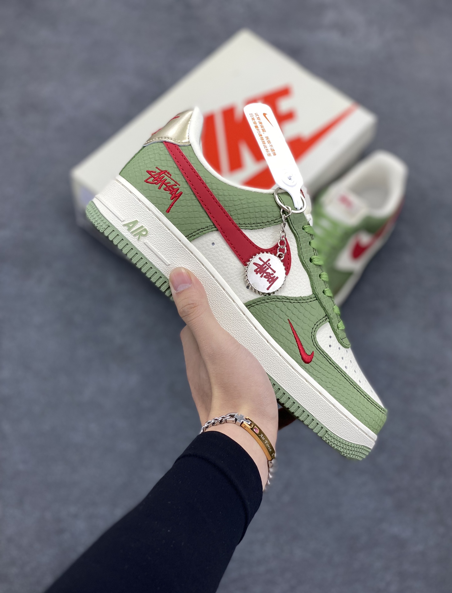 NIke Air Force 1 \'07 Low “斯图西联名--青蛇”空军一号 低帮 运动鞋 休闲鞋 折边针车 工艺难度大 原楦头原纸板 原装鞋盒 定制五金配件 内置全掌气垫 原厂鞋底 货号：KK1988-028 尺码：36 36.5 37.5 38 38.5 39 40 40.5 41 42 42.5 43 44 44.5 45-选品中心