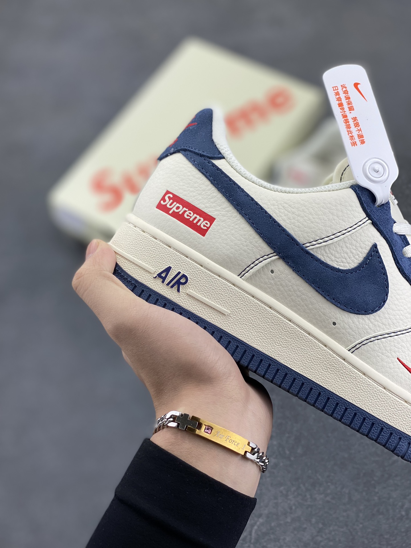 图片[6]-NIke Air Force 1 \’07 Low “Supreme联名–米蓝翻毛勾”空军一号 低帮 运动鞋 休闲鞋 折边针车 工艺难度大 原楦头原纸板 原装鞋盒 定制五金配件 内置全掌气垫 原厂鞋底 货号：XZ3328-669 尺码：36 36.5 37.5 38 38.5 39 40 40.5 41 42 42.5 43 44 44.5 45-选品中心