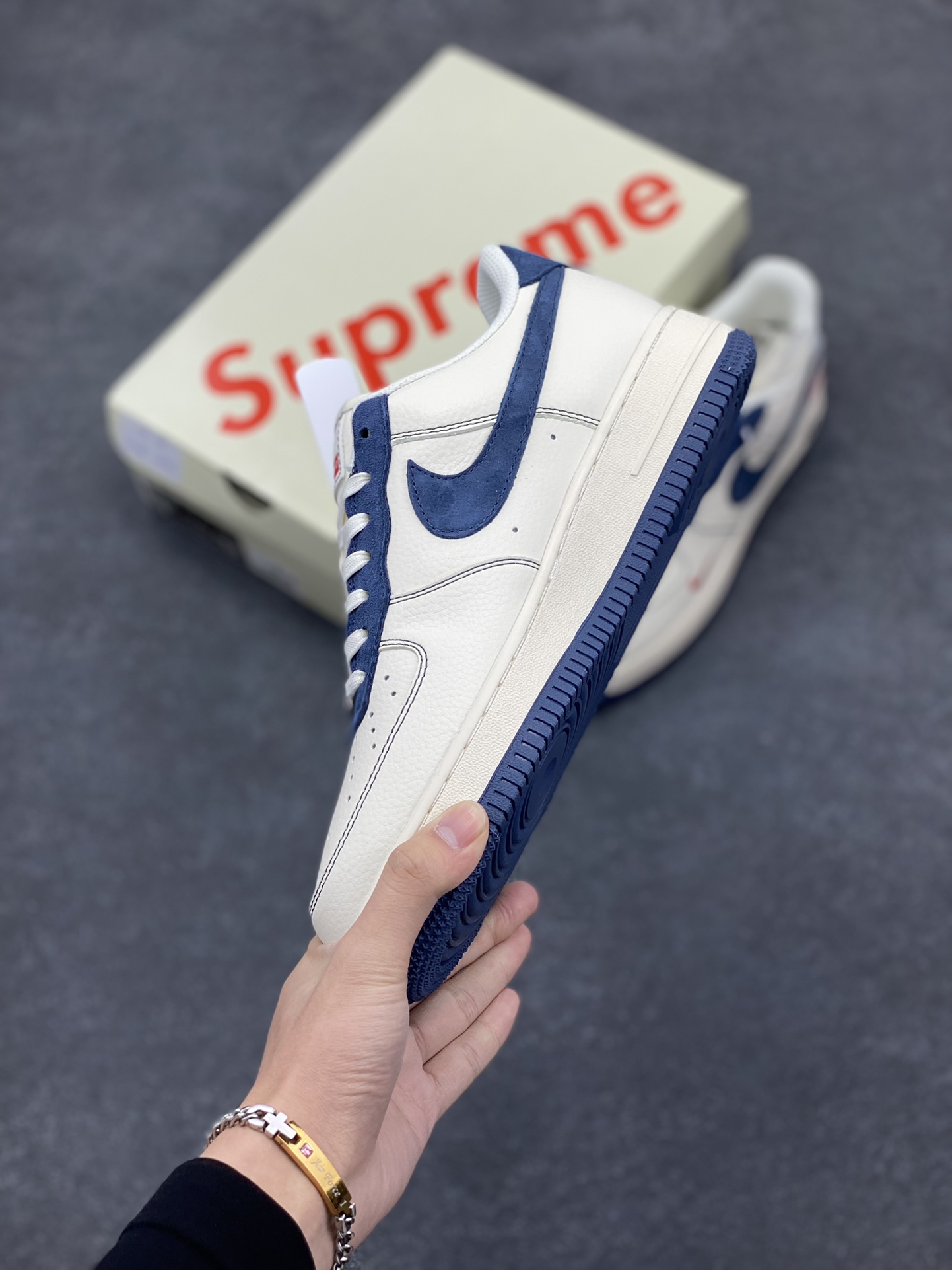 图片[3]-NIke Air Force 1 \’07 Low “Supreme联名–米蓝翻毛勾”空军一号 低帮 运动鞋 休闲鞋 折边针车 工艺难度大 原楦头原纸板 原装鞋盒 定制五金配件 内置全掌气垫 原厂鞋底 货号：XZ3328-669 尺码：36 36.5 37.5 38 38.5 39 40 40.5 41 42 42.5 43 44 44.5 45-选品中心
