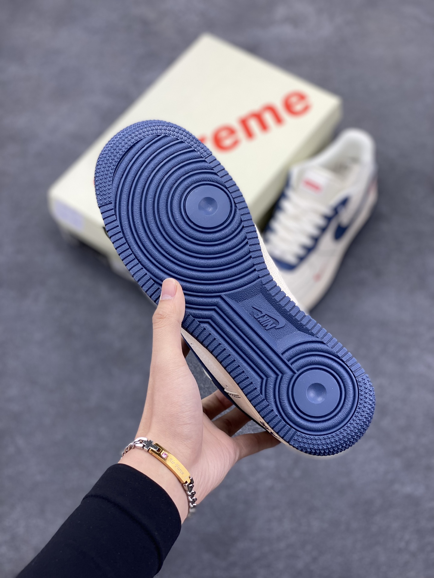 图片[5]-NIke Air Force 1 \’07 Low “Supreme联名–米蓝翻毛勾”空军一号 低帮 运动鞋 休闲鞋 折边针车 工艺难度大 原楦头原纸板 原装鞋盒 定制五金配件 内置全掌气垫 原厂鞋底 货号：XZ3328-669 尺码：36 36.5 37.5 38 38.5 39 40 40.5 41 42 42.5 43 44 44.5 45-选品中心