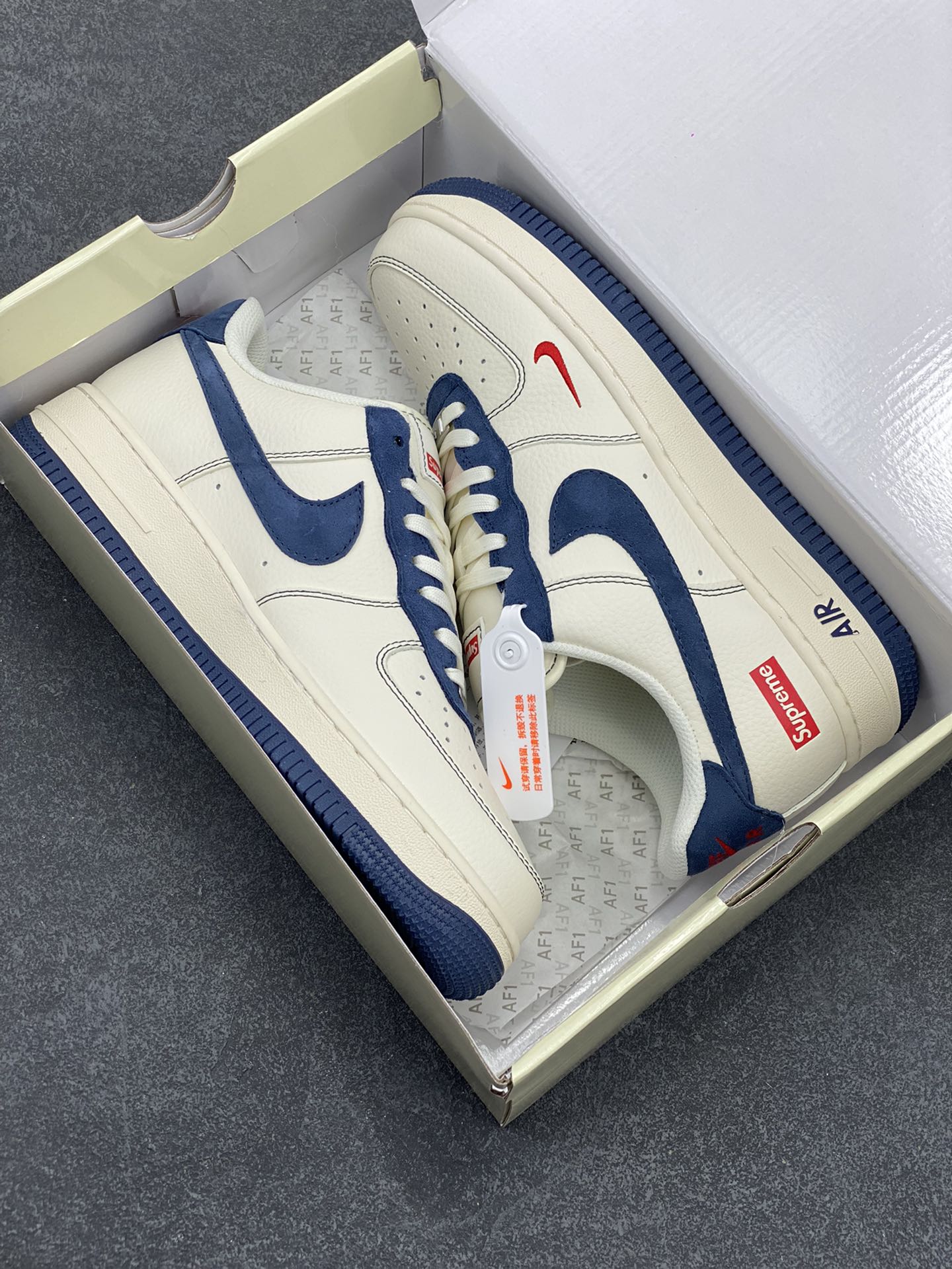 图片[9]-NIke Air Force 1 \’07 Low “Supreme联名–米蓝翻毛勾”空军一号 低帮 运动鞋 休闲鞋 折边针车 工艺难度大 原楦头原纸板 原装鞋盒 定制五金配件 内置全掌气垫 原厂鞋底 货号：XZ3328-669 尺码：36 36.5 37.5 38 38.5 39 40 40.5 41 42 42.5 43 44 44.5 45-选品中心