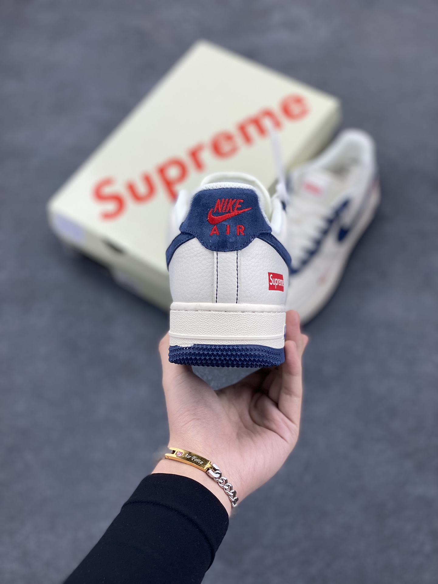 图片[4]-NIke Air Force 1 \’07 Low “Supreme联名–米蓝翻毛勾”空军一号 低帮 运动鞋 休闲鞋 折边针车 工艺难度大 原楦头原纸板 原装鞋盒 定制五金配件 内置全掌气垫 原厂鞋底 货号：XZ3328-669 尺码：36 36.5 37.5 38 38.5 39 40 40.5 41 42 42.5 43 44 44.5 45-选品中心