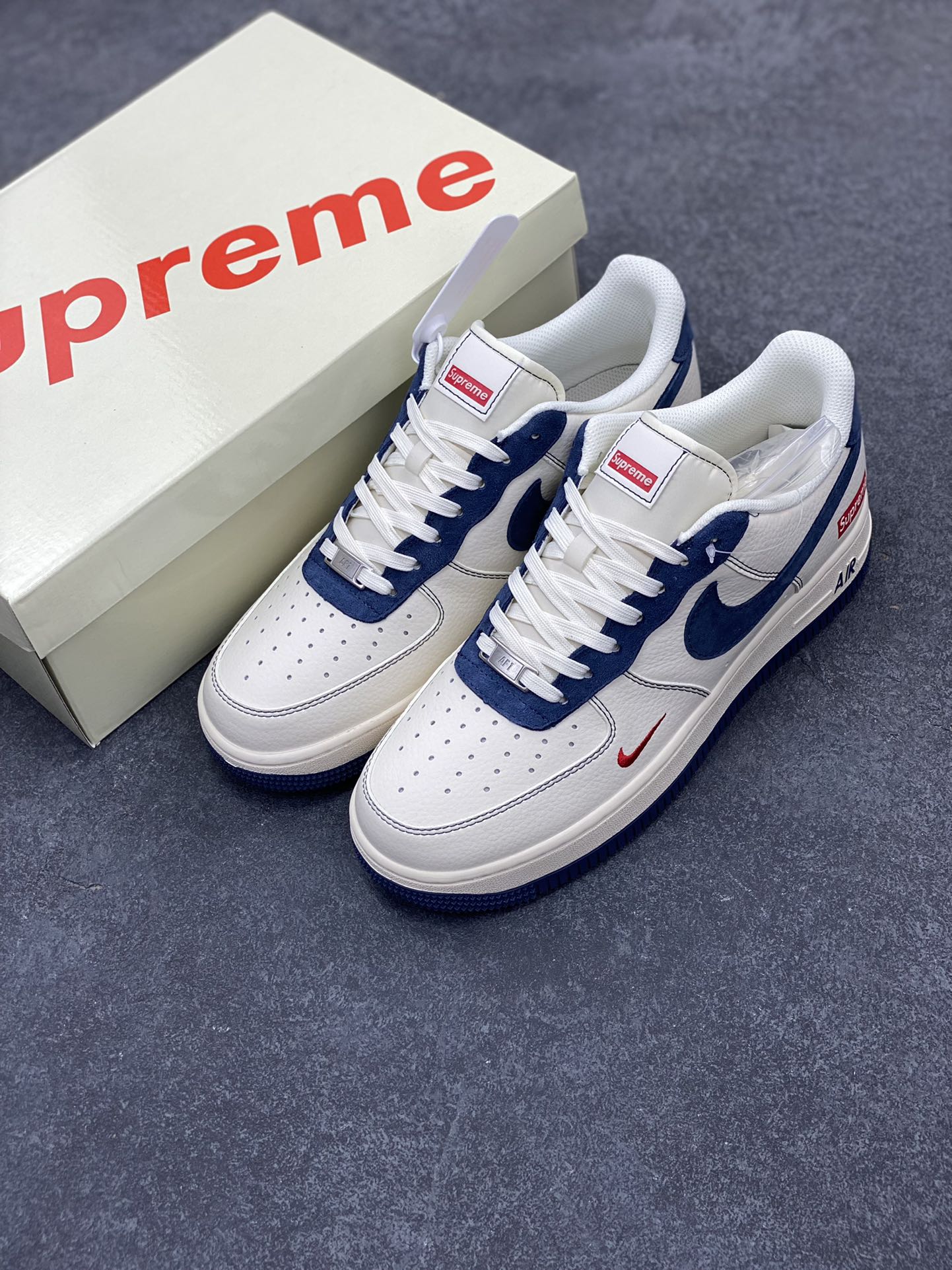 图片[8]-NIke Air Force 1 \’07 Low “Supreme联名–米蓝翻毛勾”空军一号 低帮 运动鞋 休闲鞋 折边针车 工艺难度大 原楦头原纸板 原装鞋盒 定制五金配件 内置全掌气垫 原厂鞋底 货号：XZ3328-669 尺码：36 36.5 37.5 38 38.5 39 40 40.5 41 42 42.5 43 44 44.5 45-选品中心