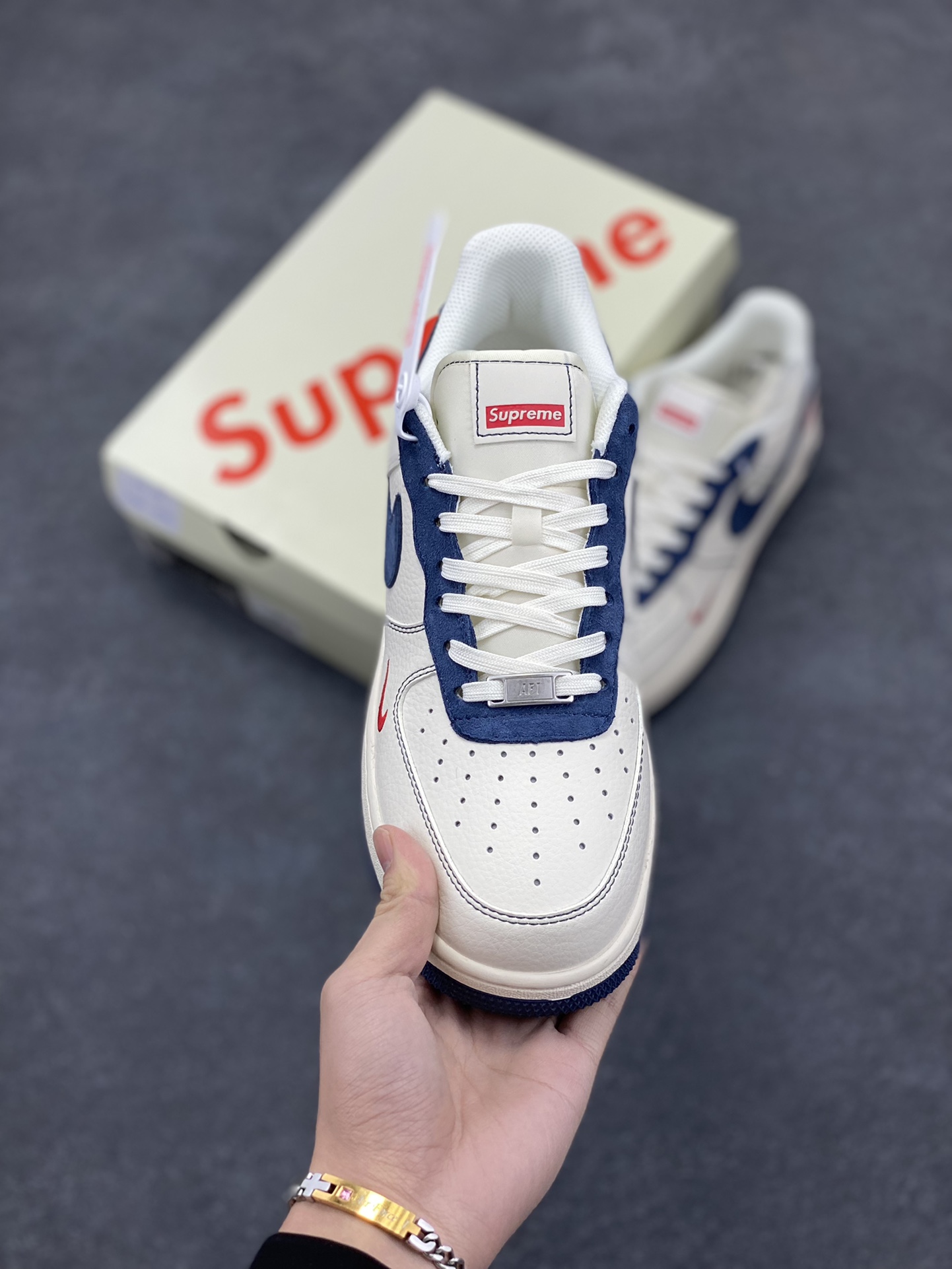 图片[2]-NIke Air Force 1 \’07 Low “Supreme联名–米蓝翻毛勾”空军一号 低帮 运动鞋 休闲鞋 折边针车 工艺难度大 原楦头原纸板 原装鞋盒 定制五金配件 内置全掌气垫 原厂鞋底 货号：XZ3328-669 尺码：36 36.5 37.5 38 38.5 39 40 40.5 41 42 42.5 43 44 44.5 45-选品中心