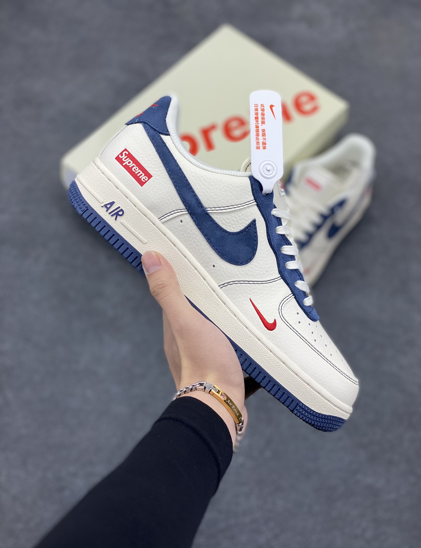 NIke Air Force 1 \’07 Low “Supreme联名–米蓝翻毛勾”空军一号 低帮 运动鞋 休闲鞋 折边针车 工艺难度大 原楦头原纸板 原装鞋盒 定制五金配件 内置全掌气垫 原厂鞋底 货号:XZ3328-669 尺码:36 36.5 37.5 38 38.5 39 40 40.5 41 42 42.5 43 44 44.5 45-选品中心