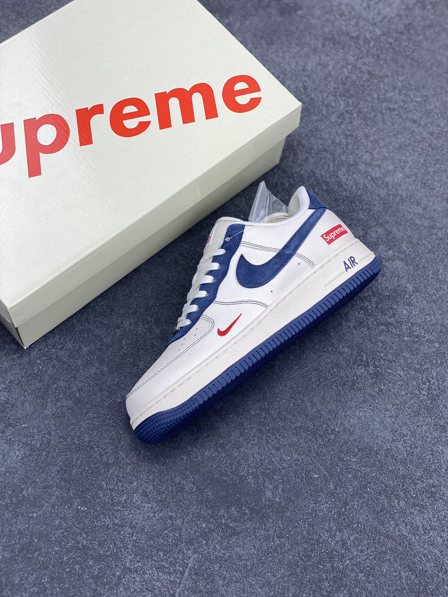 图片[7]-NIke Air Force 1 \’07 Low “Supreme联名–米蓝翻毛勾”空军一号 低帮 运动鞋 休闲鞋 折边针车 工艺难度大 原楦头原纸板 原装鞋盒 定制五金配件 内置全掌气垫 原厂鞋底 货号：XZ3328-669 尺码：36 36.5 37.5 38 38.5 39 40 40.5 41 42 42.5 43 44 44.5 45-选品中心